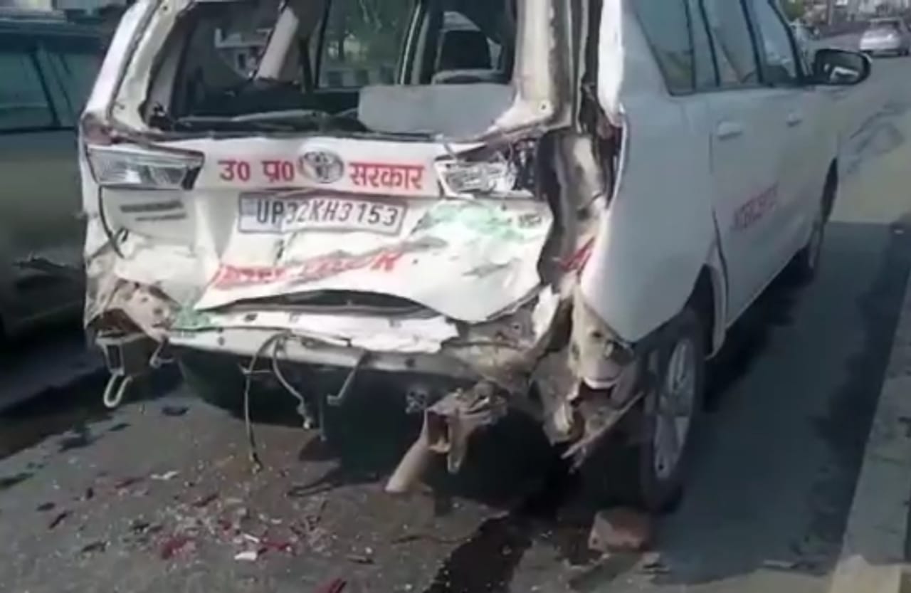 accident-on-ghaziabad-highway-young-man-died-while-taking-selfie-with-burning-car