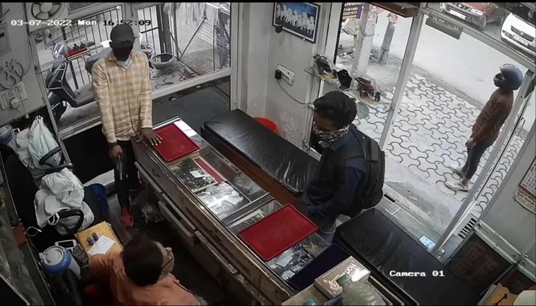 Robbery in jewelery shop in posh area of Ghaziabad incident caught on CCTV