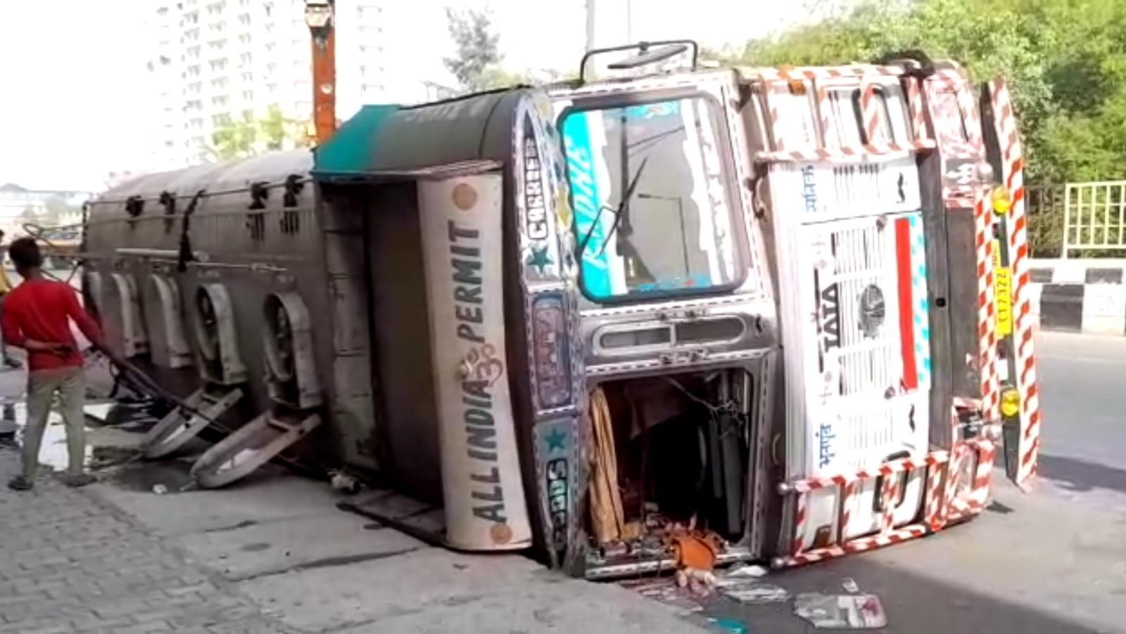 tanker overturned uncontrollably on Highway in Ghaziabad flammable chemicals could have caused a horrific accident