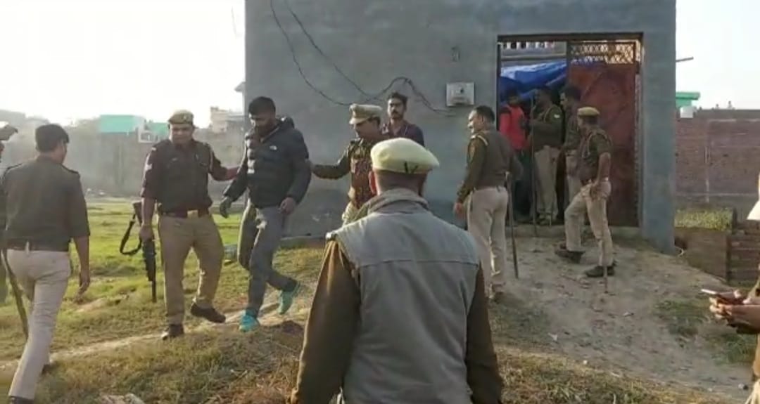 खेत से आरोपियों को पुलिस ने किया अरेस्ट.