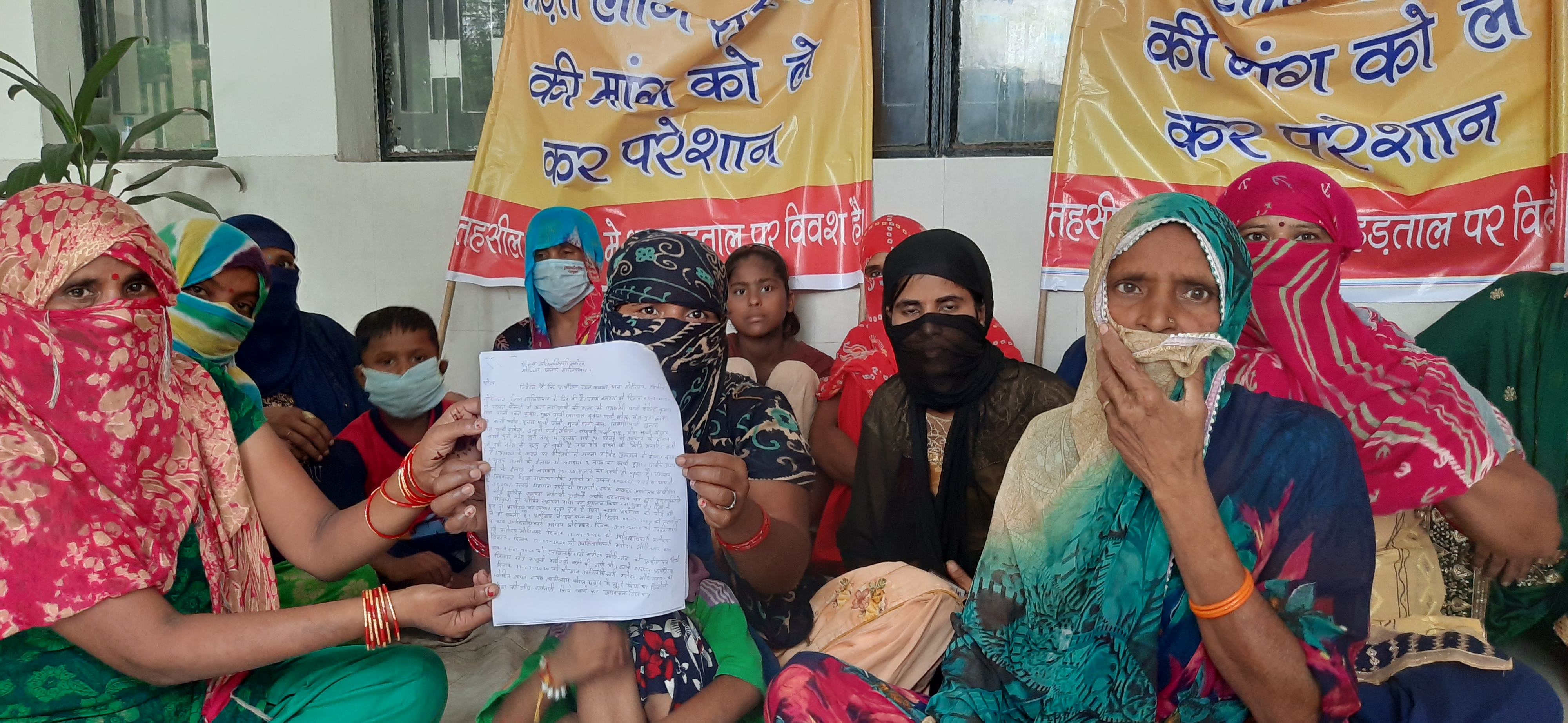 Bakharwa fire: Victims protest on Modinagar Tehsil for compensation