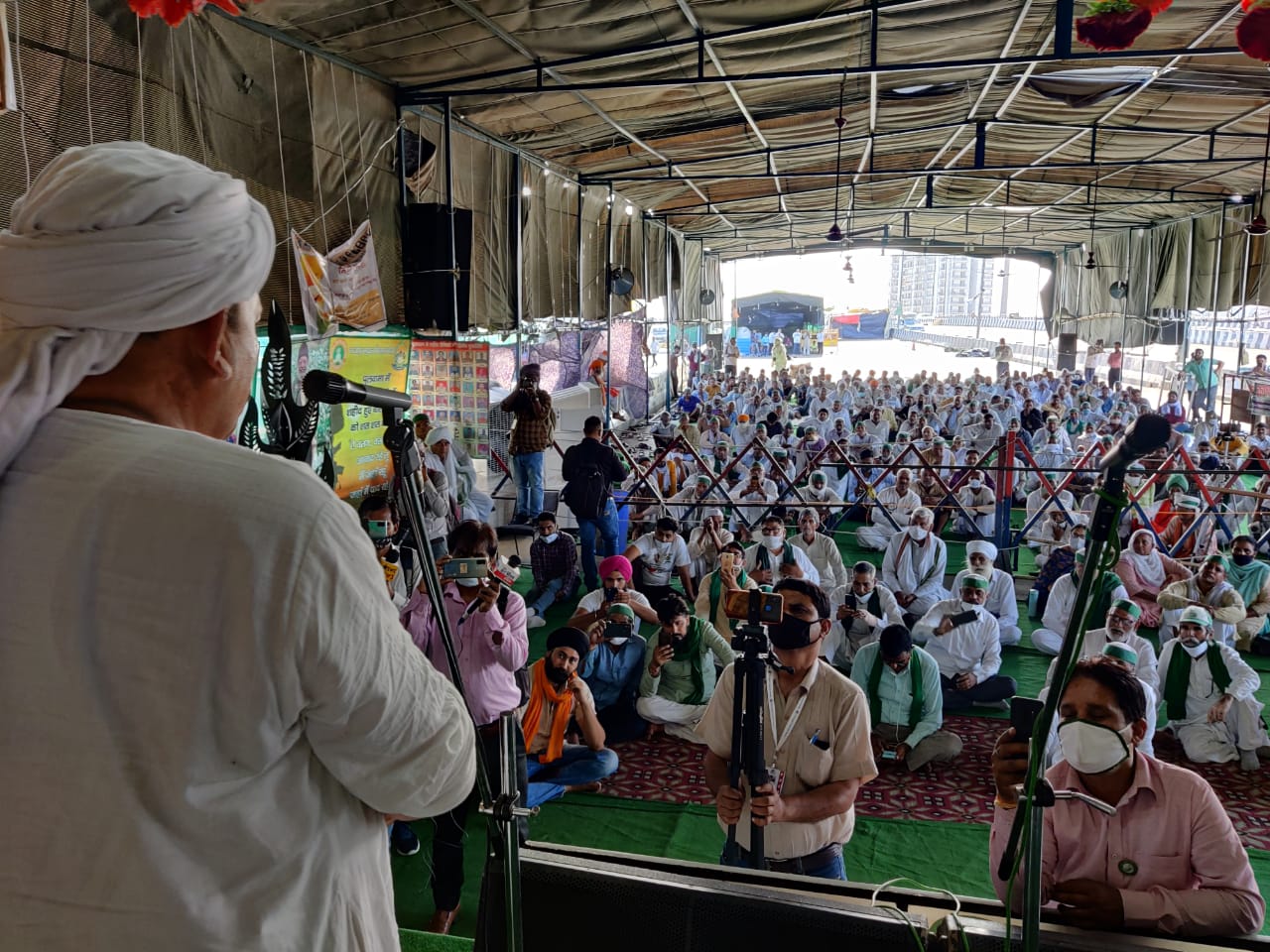 Naresh Tikait addressing people