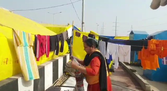 washing clothes of farmers with washing machine for free at gazipur border