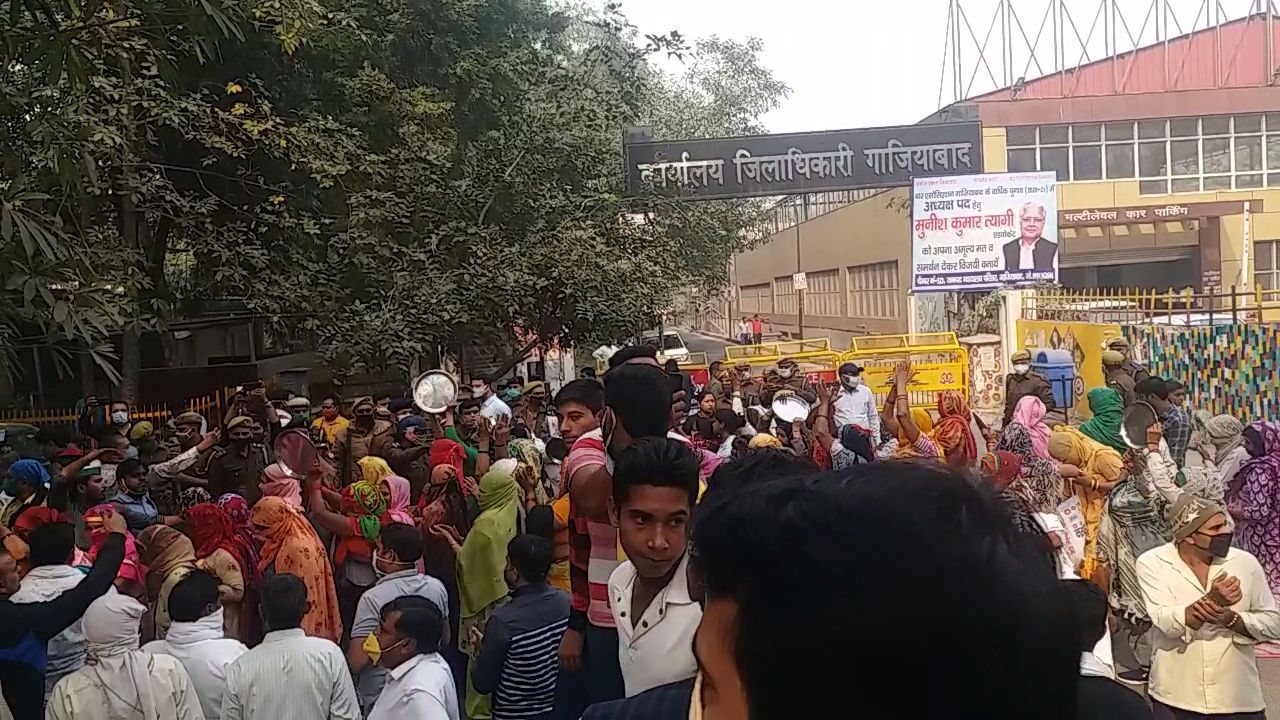 Farmers protest for demand equal compensation at Ghaziabad Collectorate