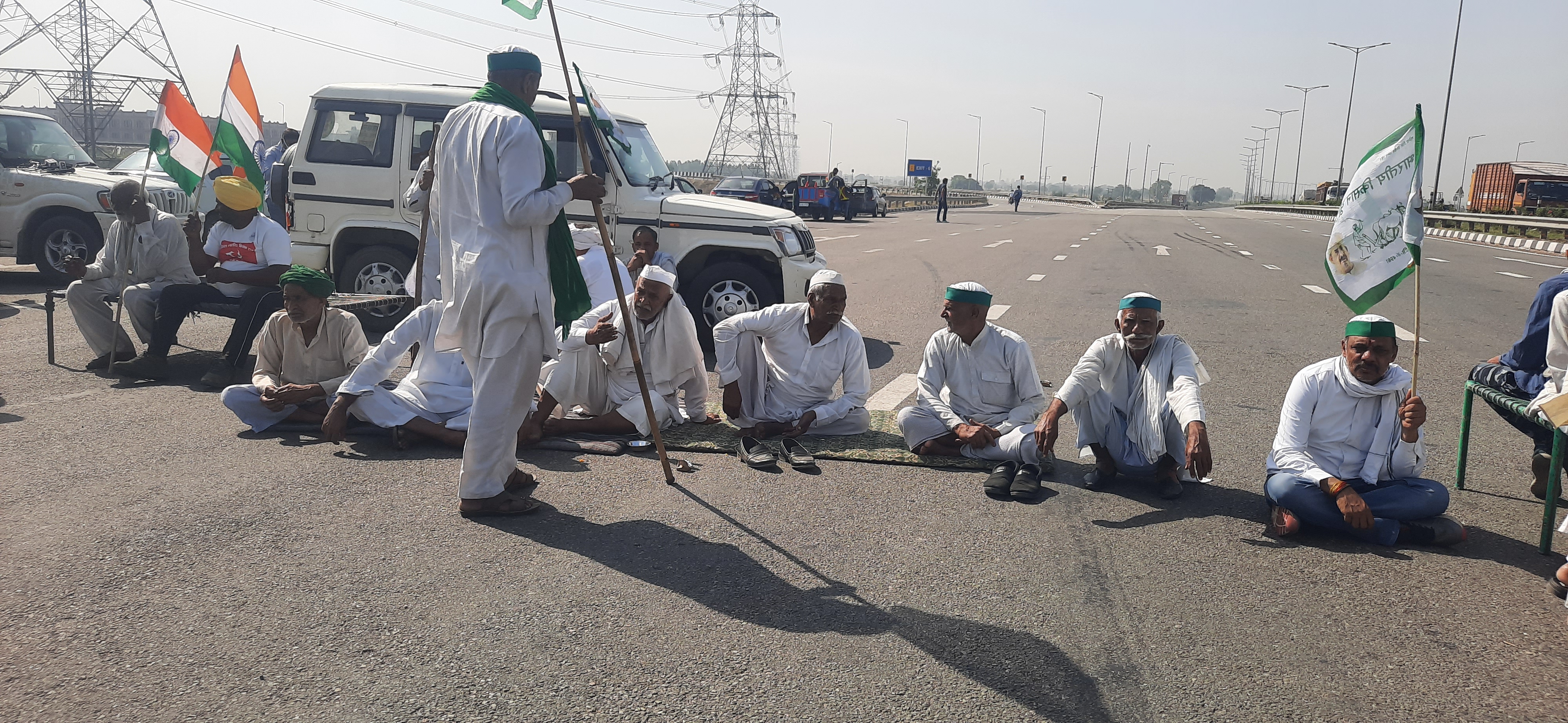 Farmers block KMP Expressway near Dasna toll plaza