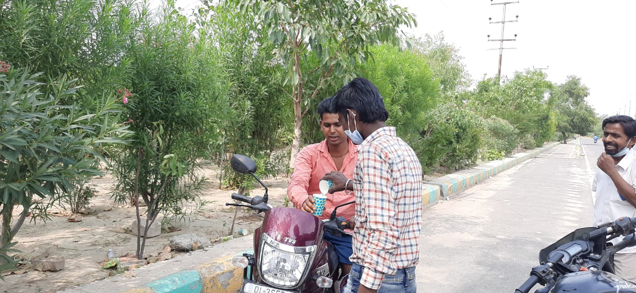 labourers helping migrant labourers