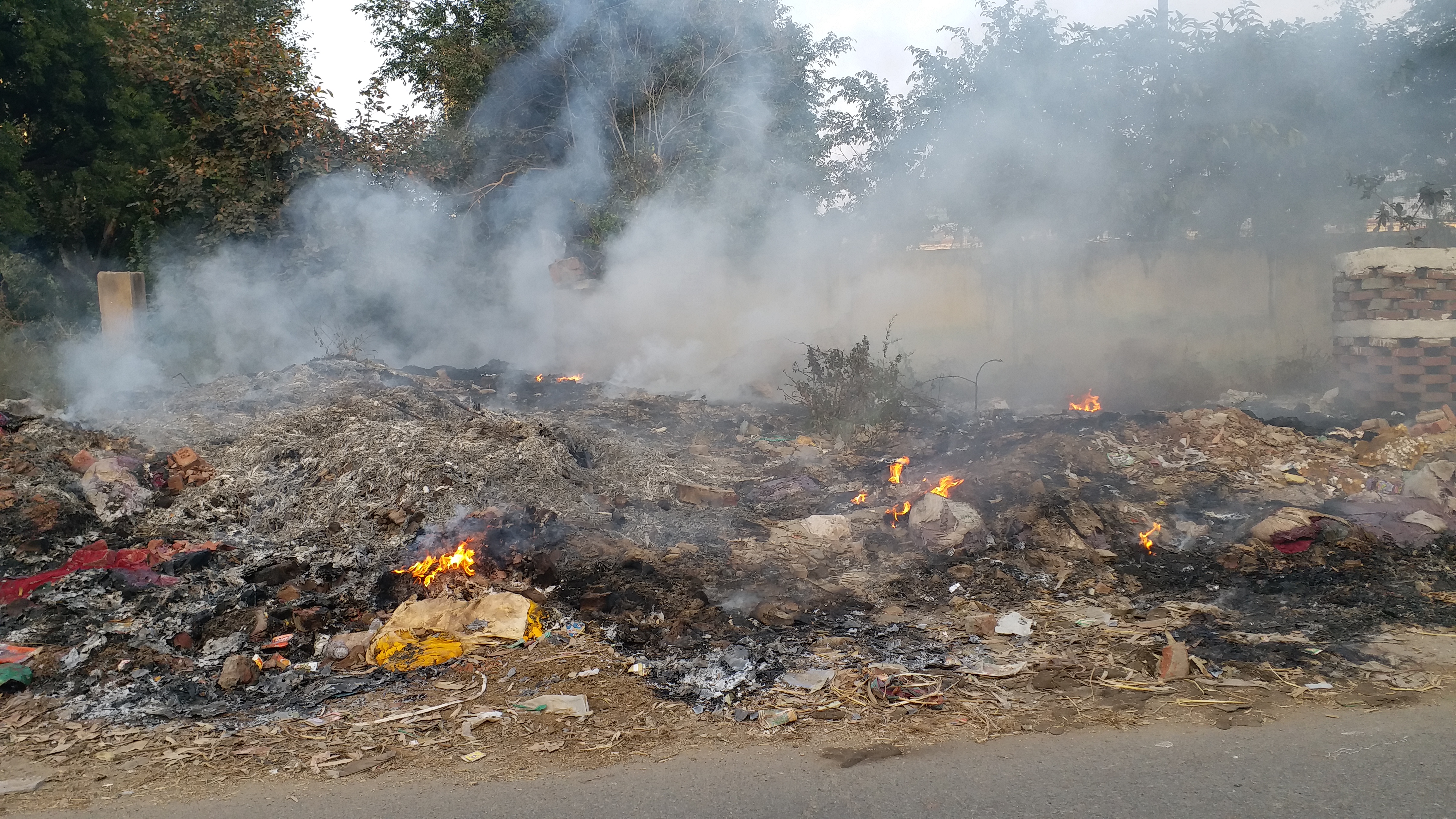 Garbage being burnt in Ghaziabad