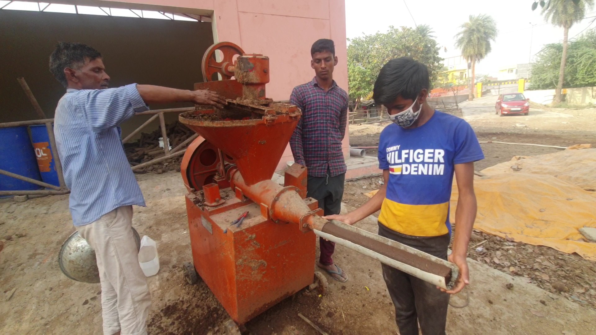 funeral is being done with cow dung made of wood at ghaziabad hindon crematorium