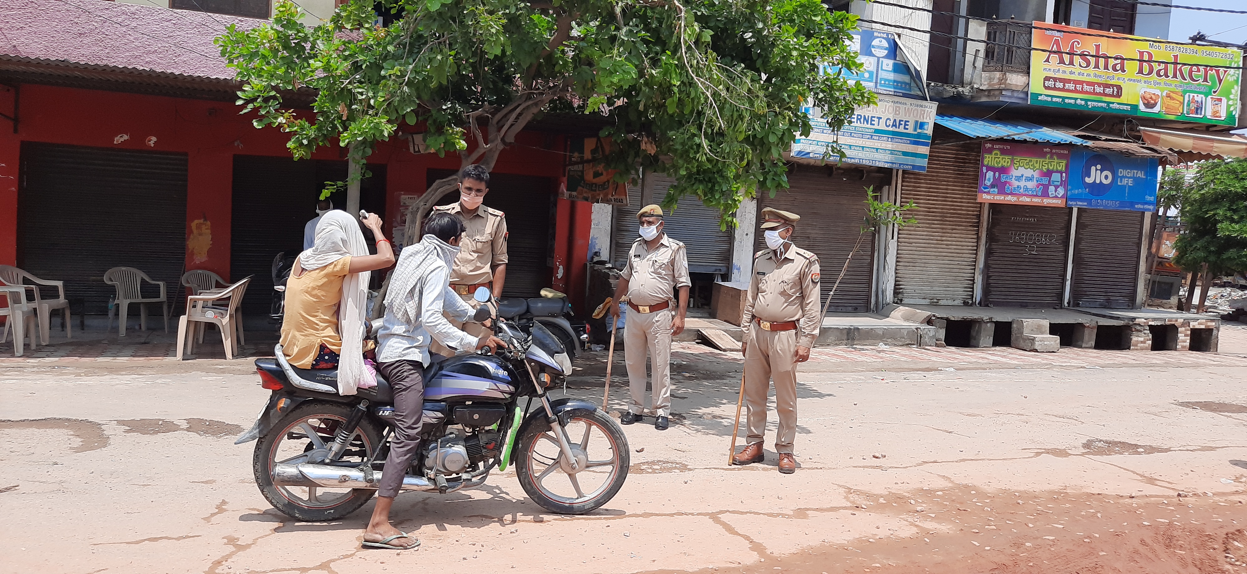 Police take action against people who not follow lockdown rules in ghaziabad