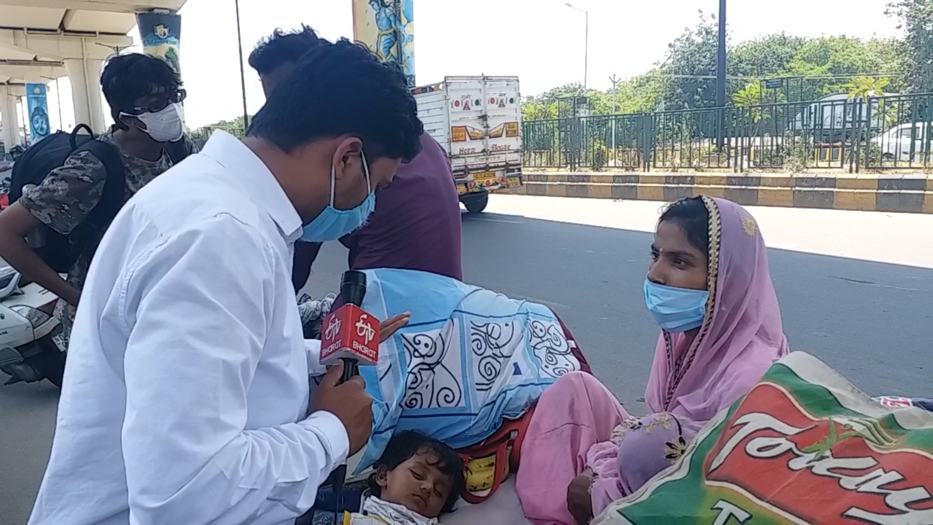 migrant worker Family travel from Delhi to Muzaffarpur by thela