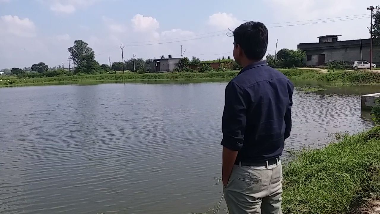 मोरटा तालाब पर इंजीनियर रामवीर तंवर