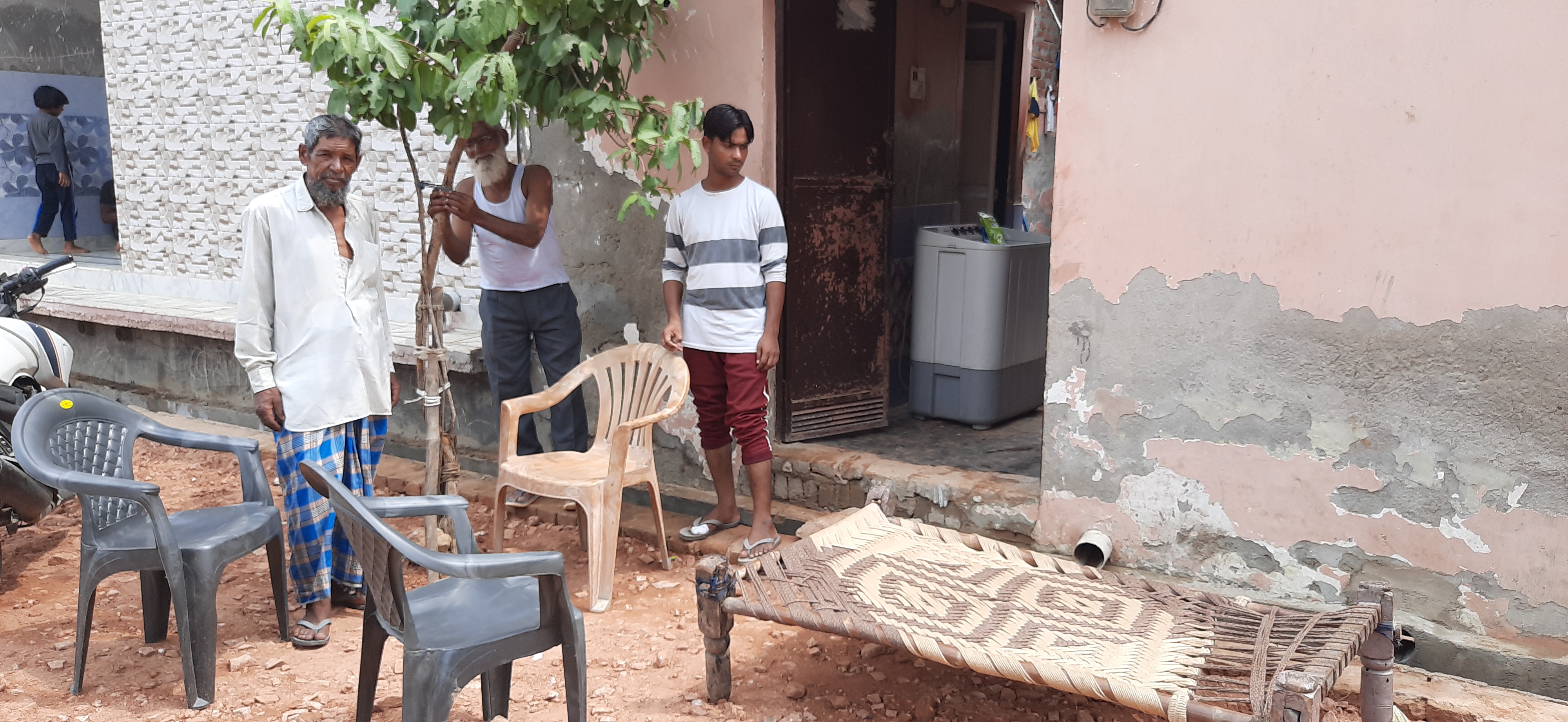 Carpenter death due to snake bite in Muradnagar