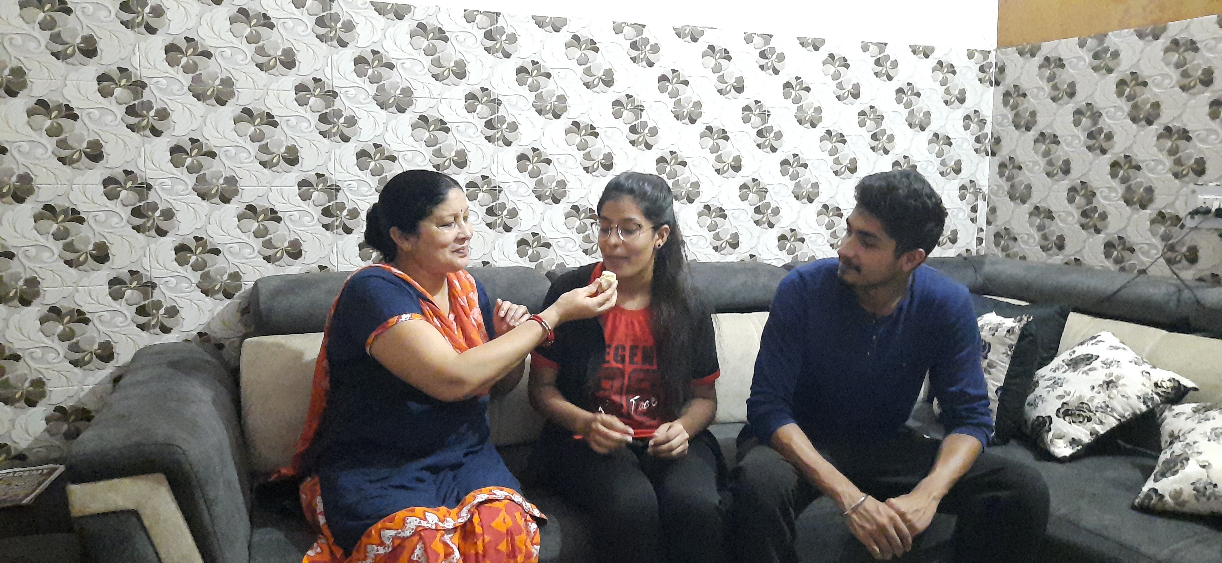 Damini Chaudhary of Muradnagar topped city by bringing 98.6% marks in Intermediate