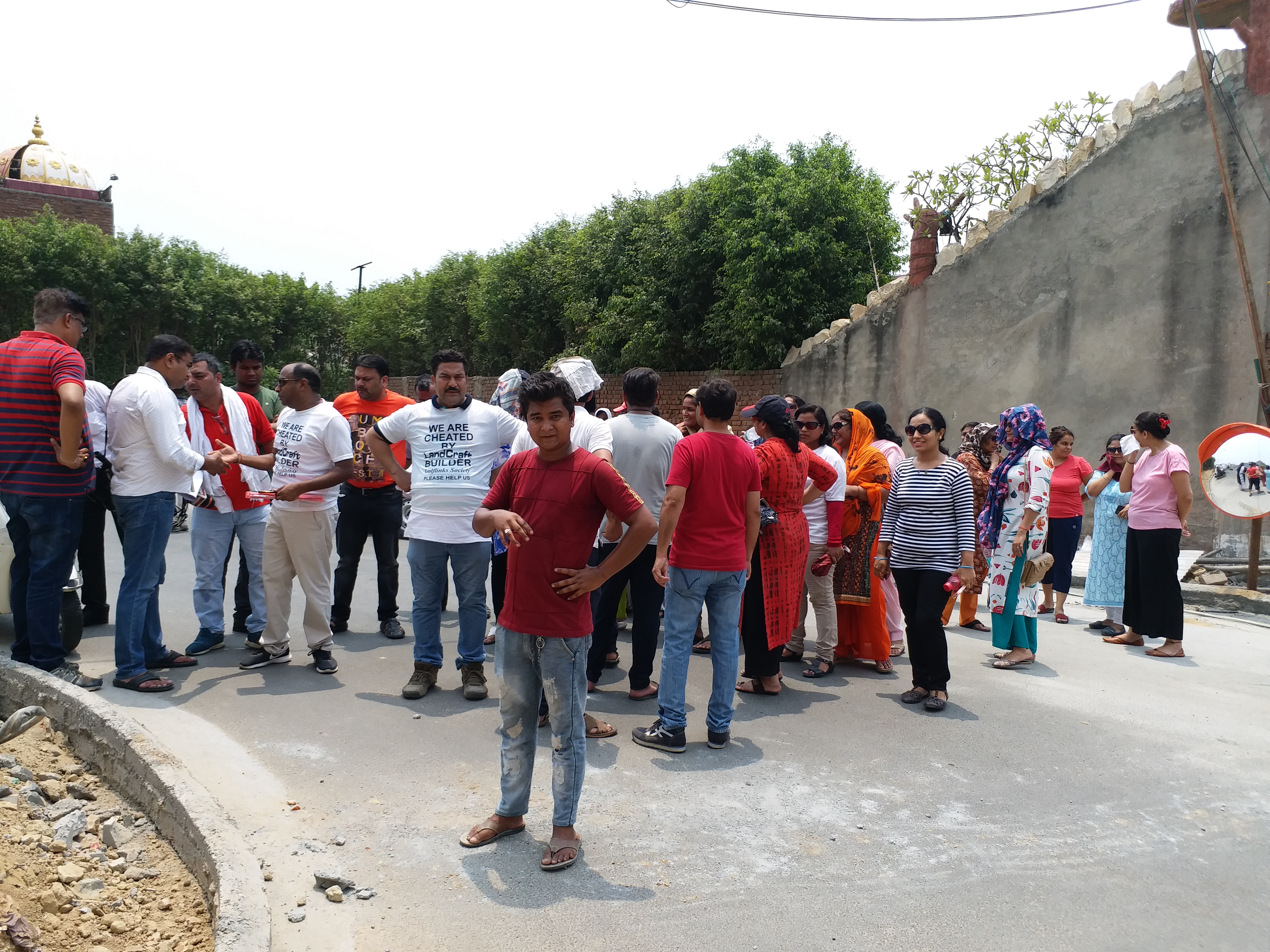 andcraft society fraud landcraft society , ghaziabad builder administration protest builder