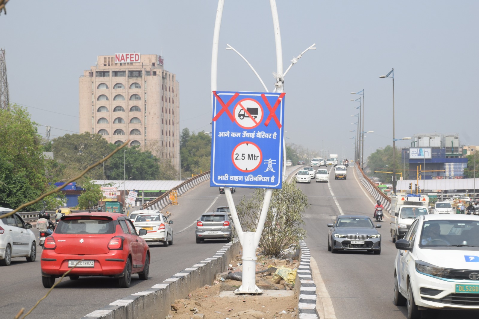 फ्लाईओवर पर प्रतिबंधित है भारी वाहन.