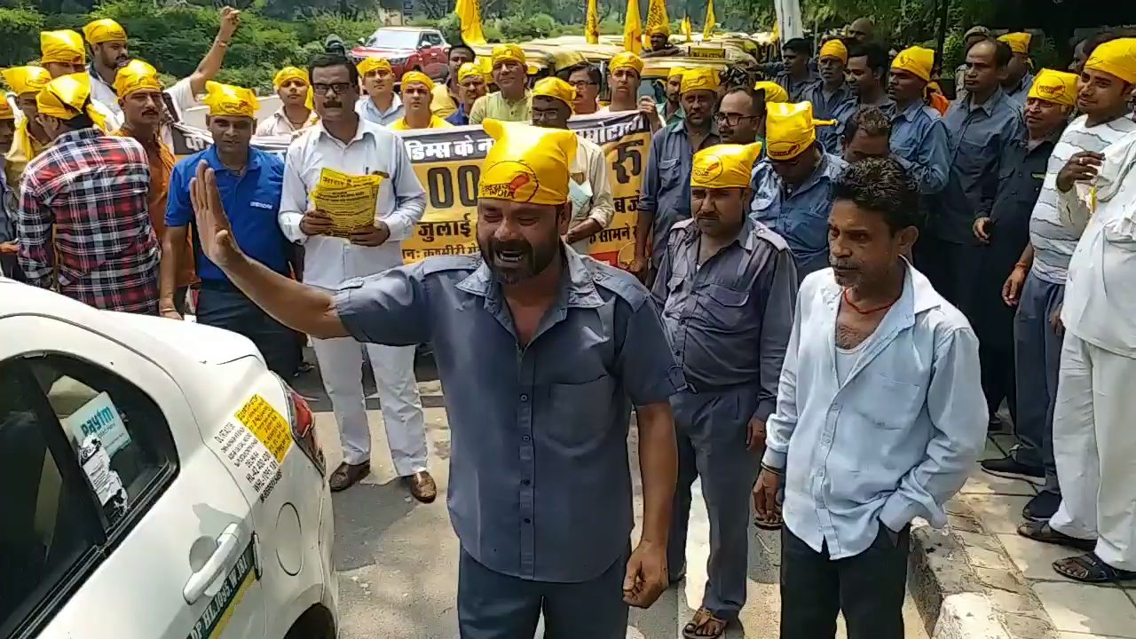 auto driver protest rally against to kejriwal government in delhi