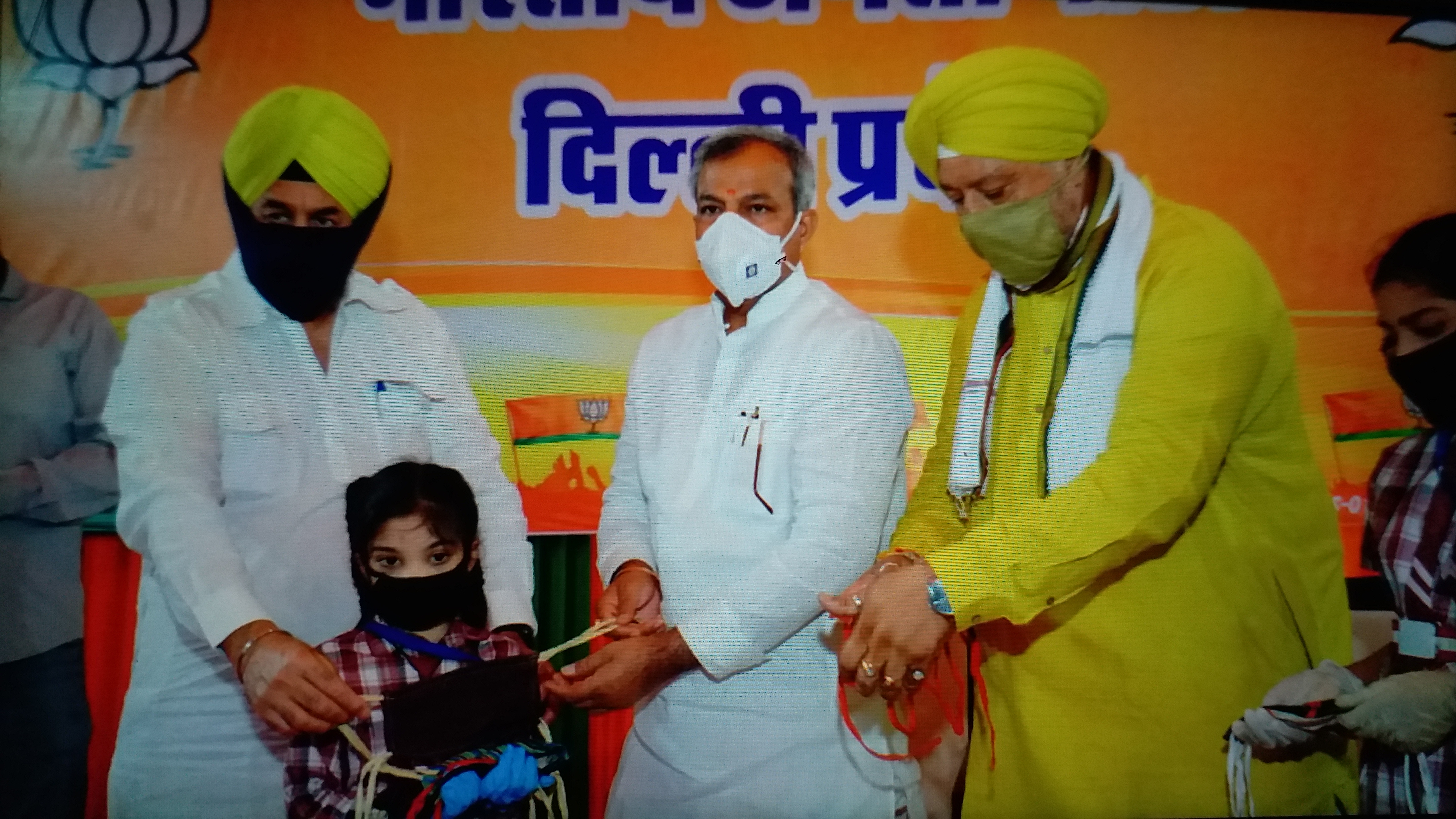 mask distributed to school children at delhi bjp office