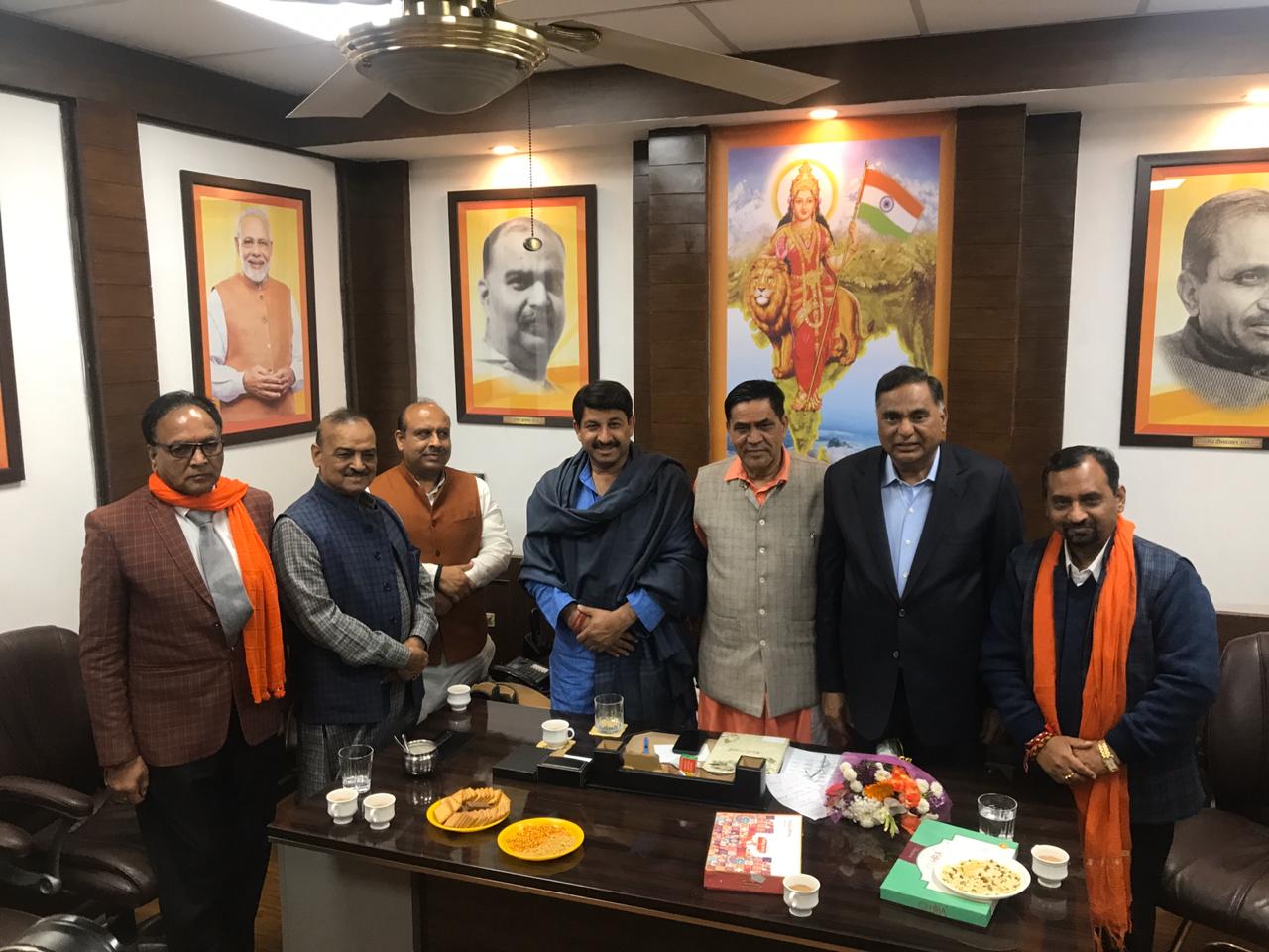 Manoj Tiwari meeting with bjp new mlas