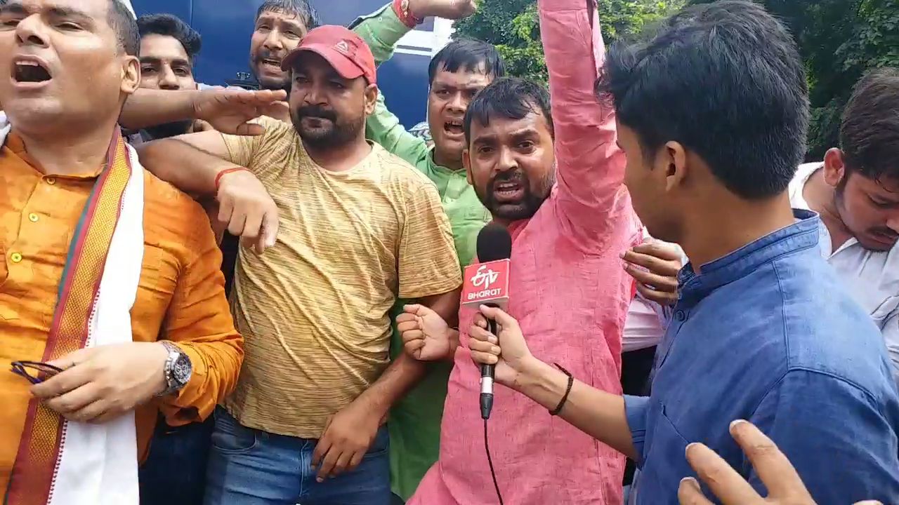 bjp poorvanvhal wing protest againt kejriwal on nrc matter