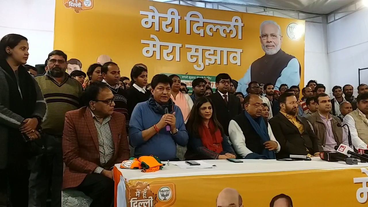 AAP leaders, Anna Andolan volunteers join BJP