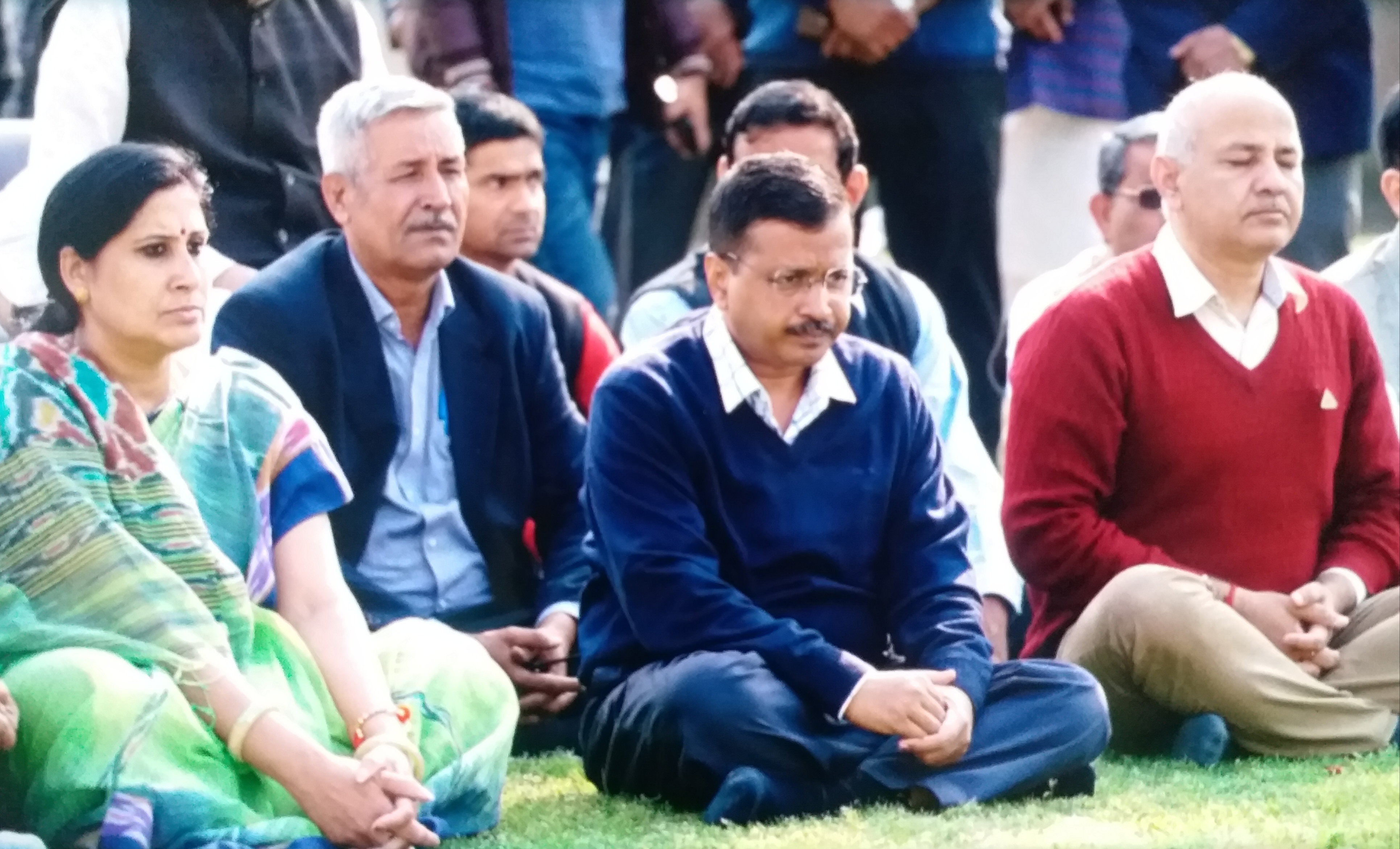 Delhi CM kejriwaal visit Rajghat for peace prayer over Delhi Riots