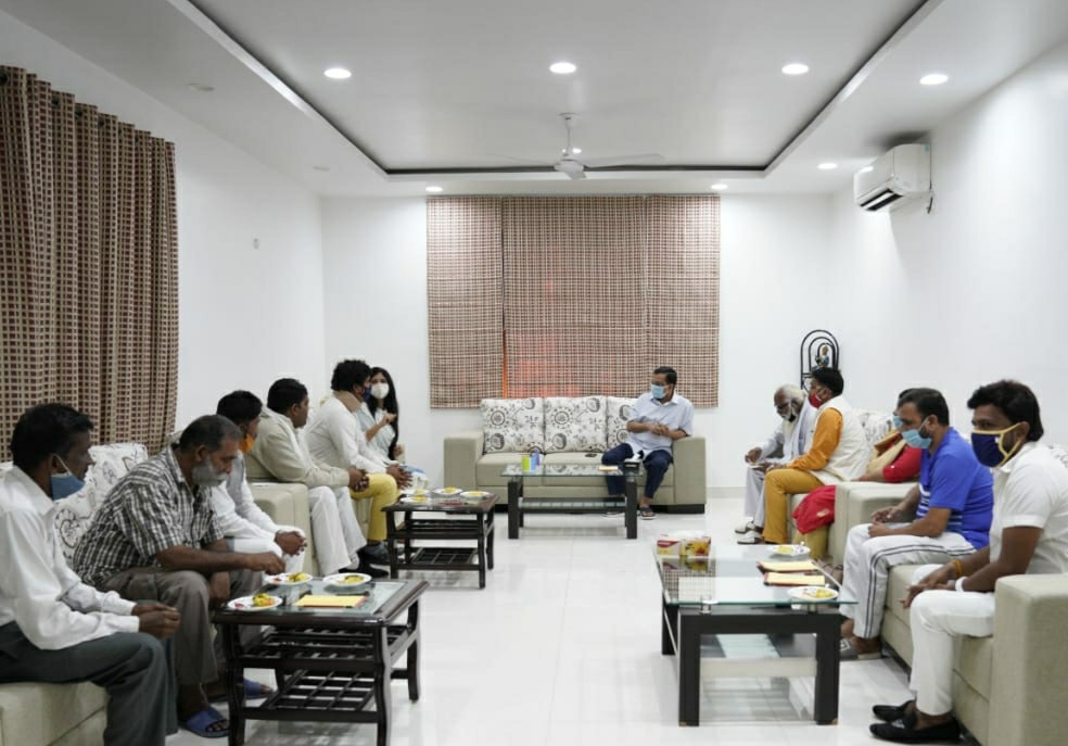 Kejriwal meets members of Valmiki community who converted to Buddhism