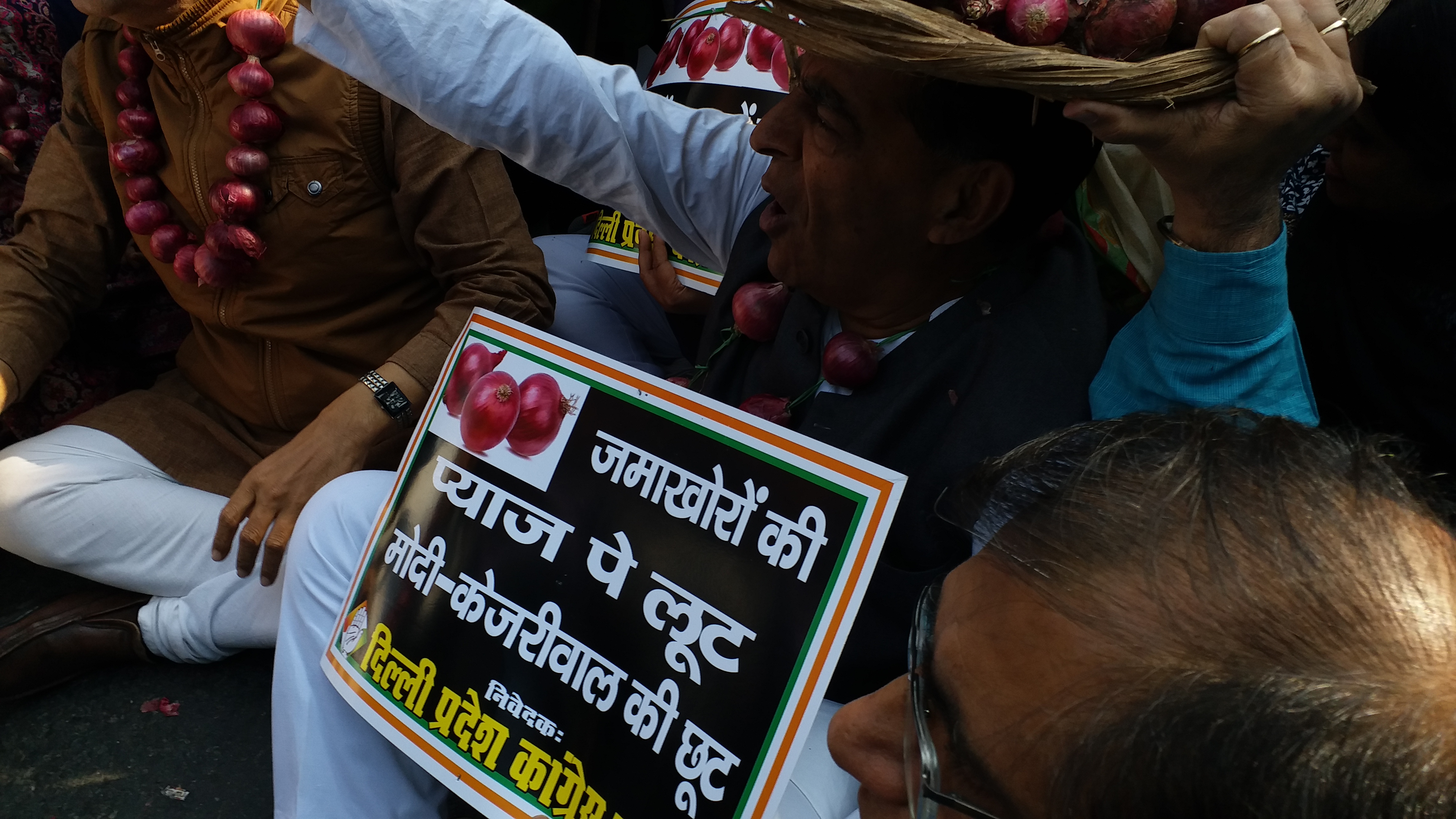 delhi congress president subhash chopra protest for onion rate hike