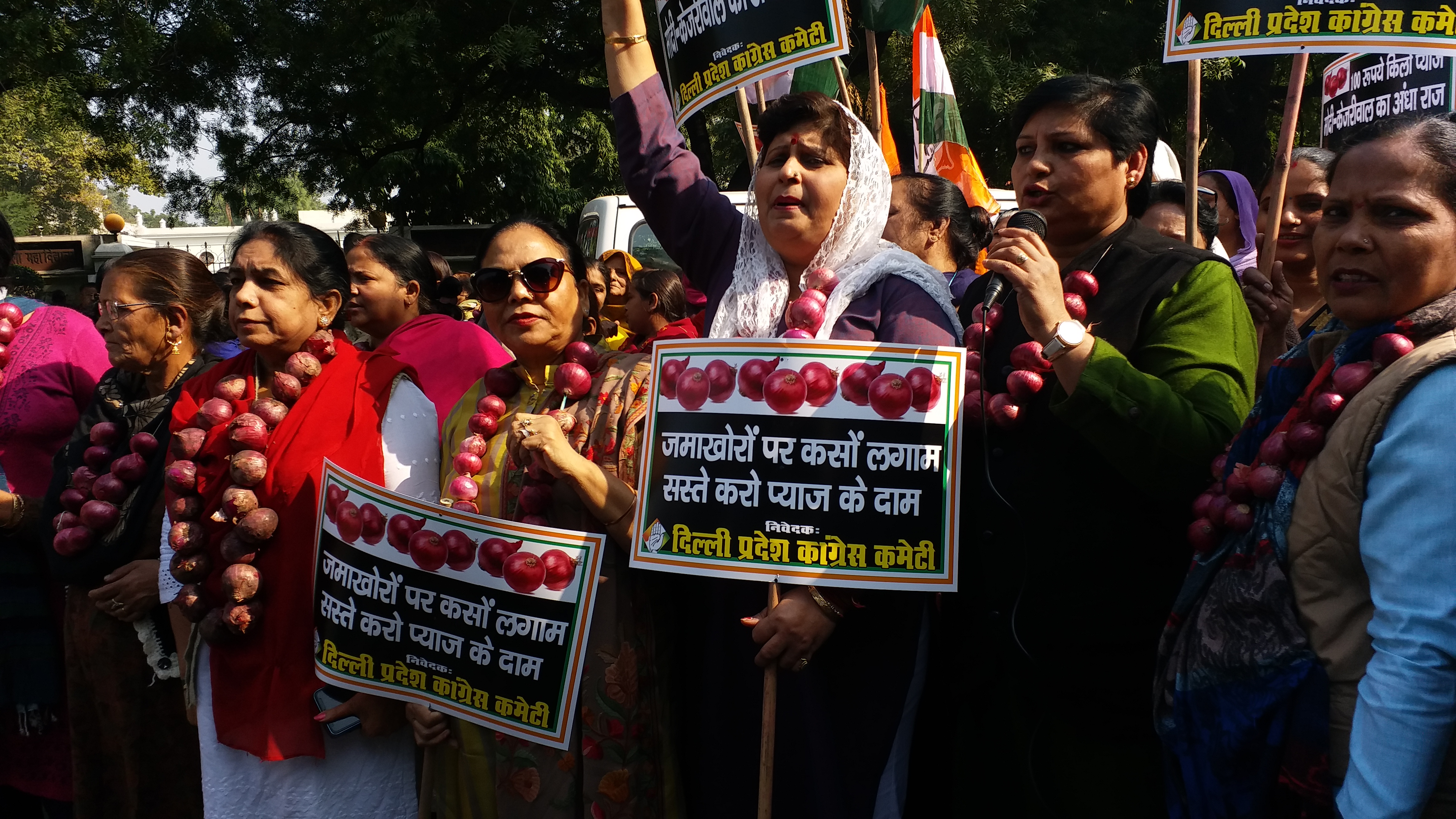 delhi congress president subhash chopra protest for onion rate hike