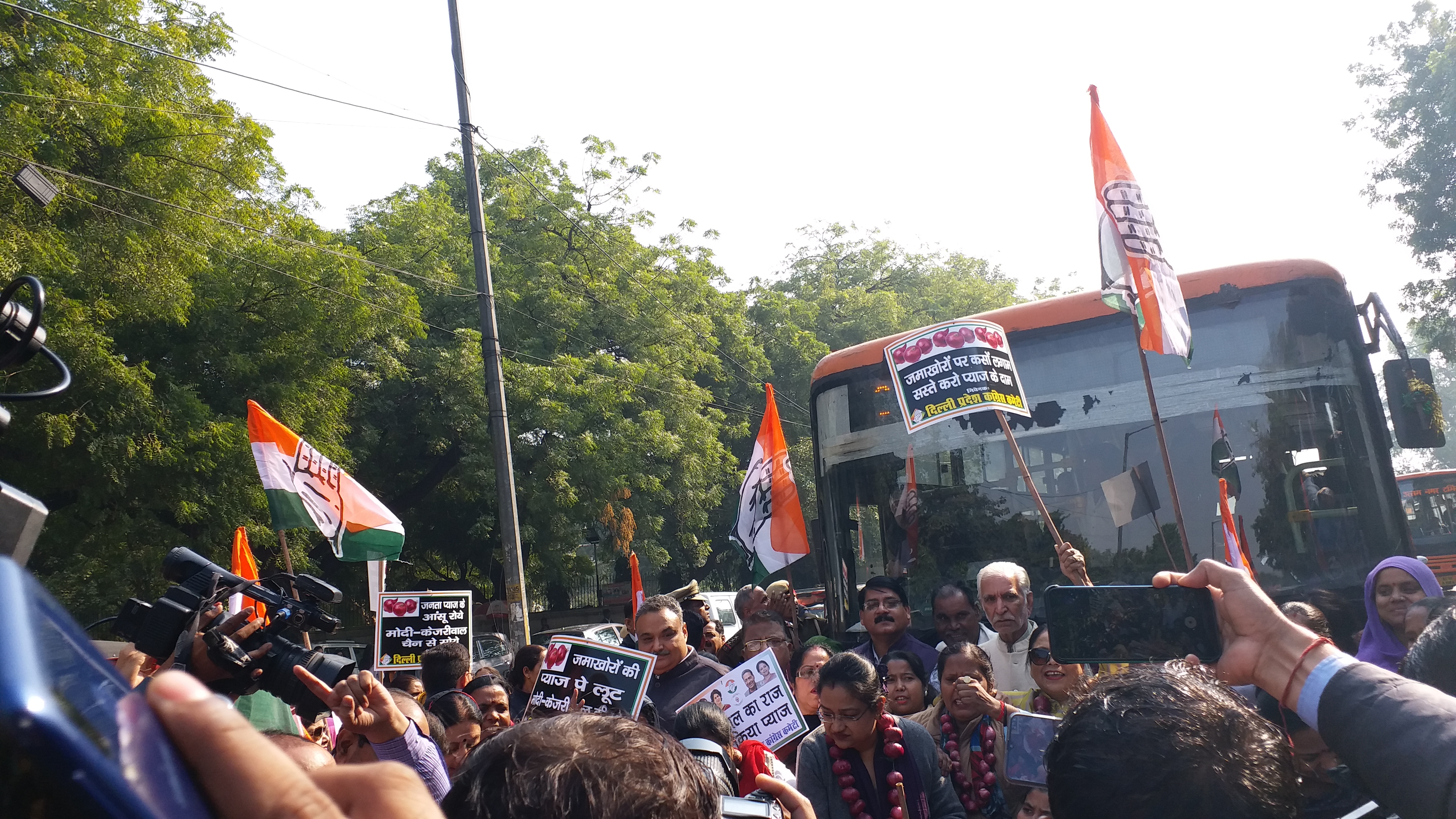 delhi congress president subhash chopra protest for onion rate hike