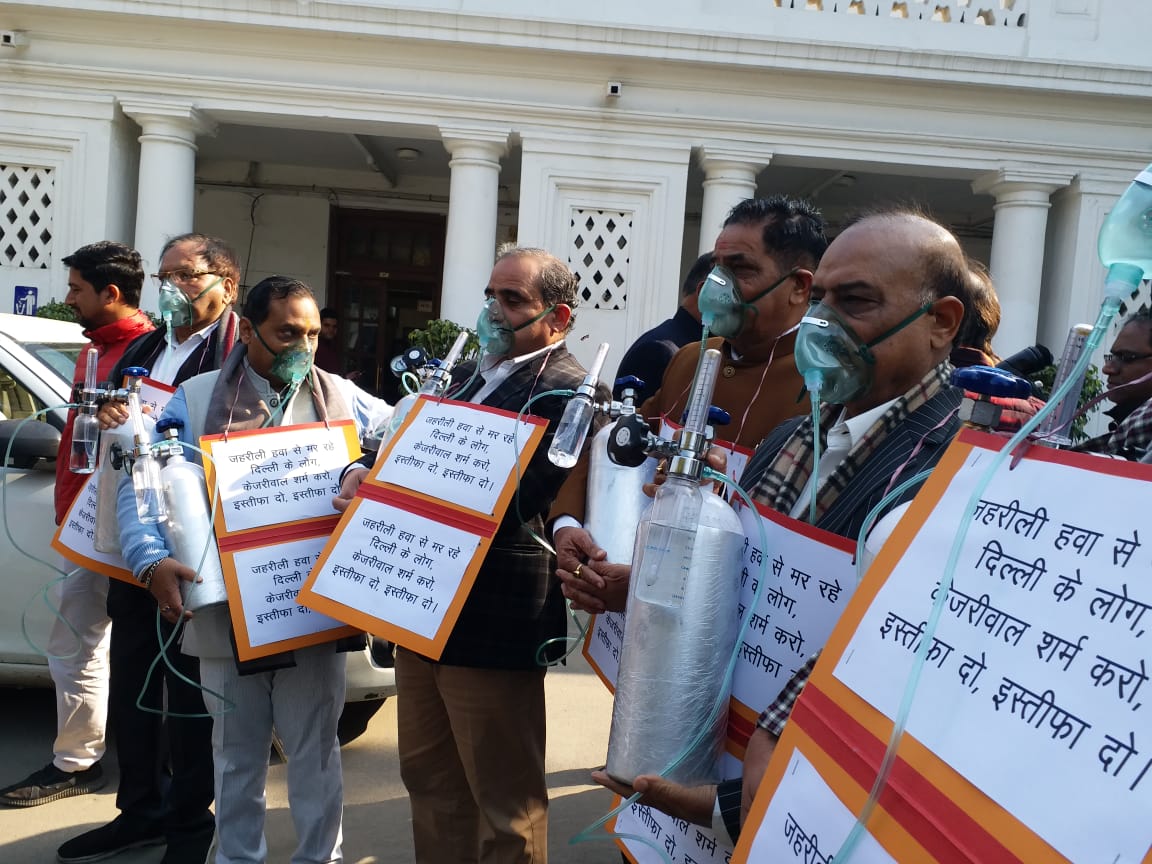 BJP MLA reached Delhi Assembly with oxygen cylinder, know the reason