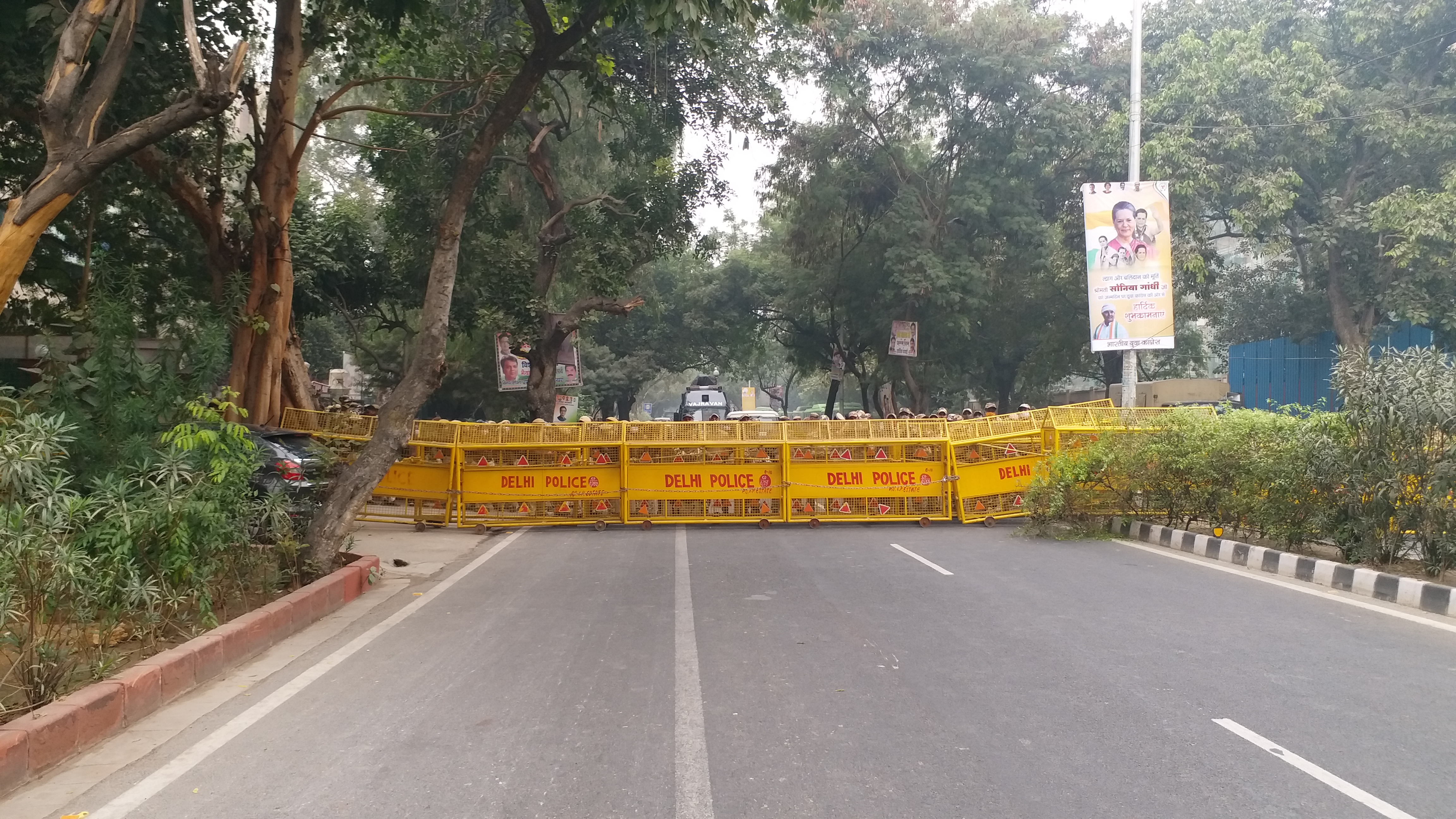 delhi bjp leaders protest near minister imran hussain house