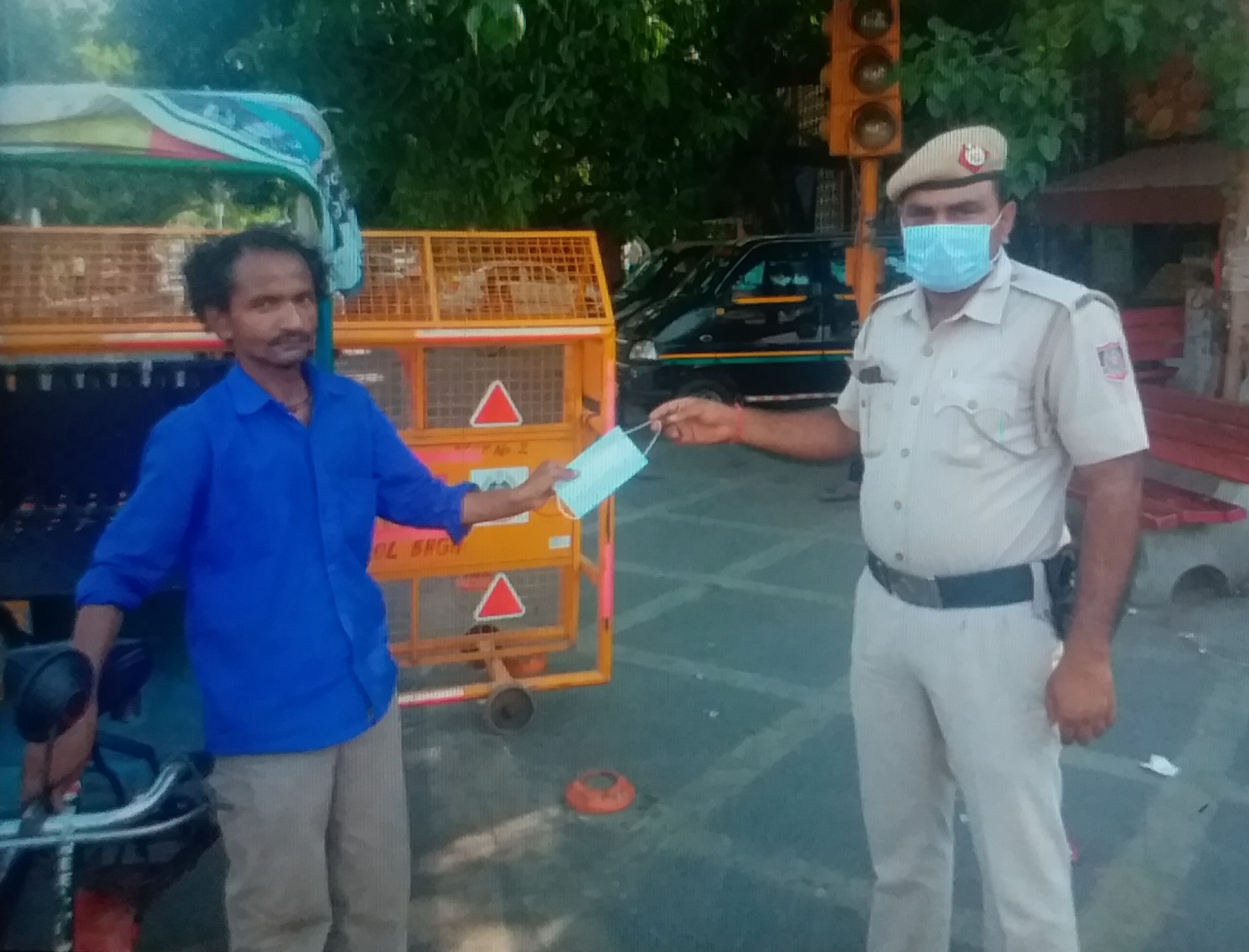 delhi police distribute mask to needy