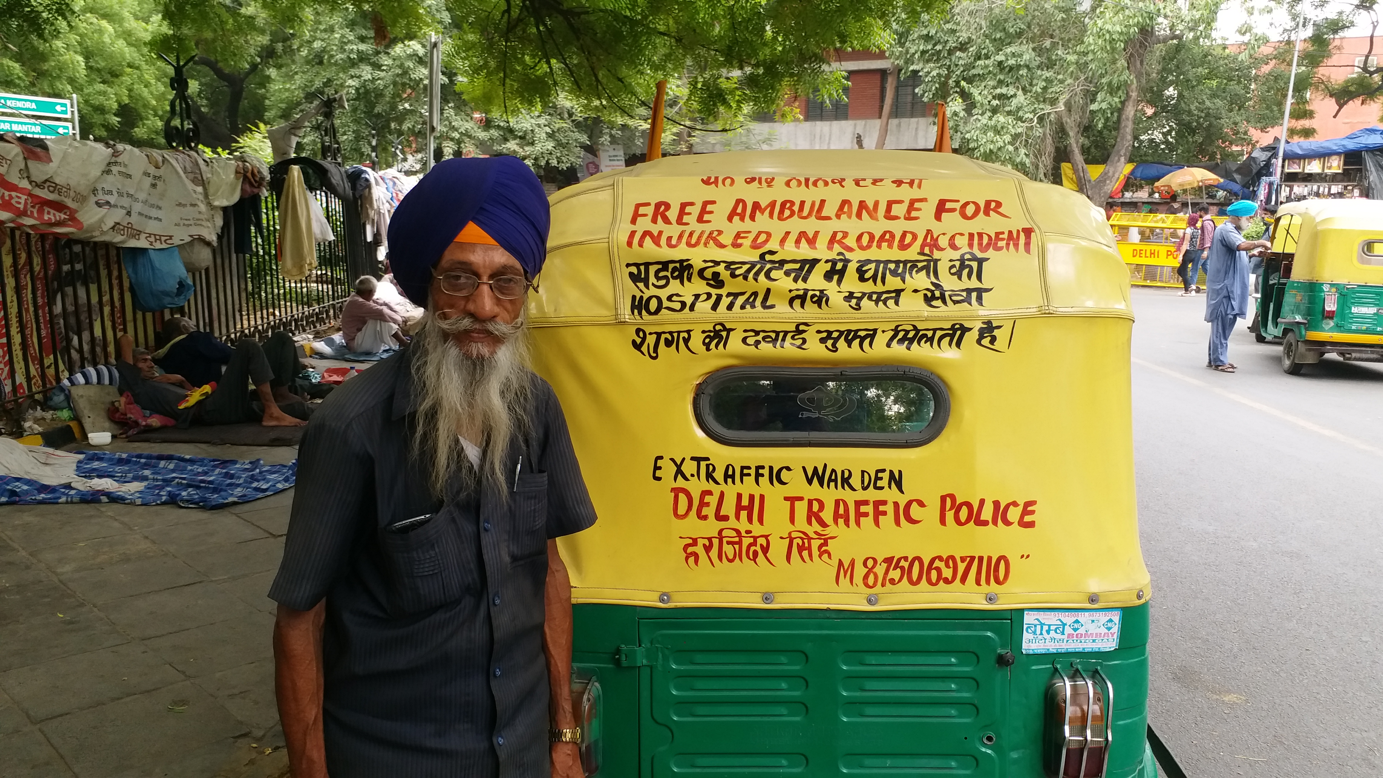 76-year-old auto-driver harjinder singh running free auto ambulance in delhi