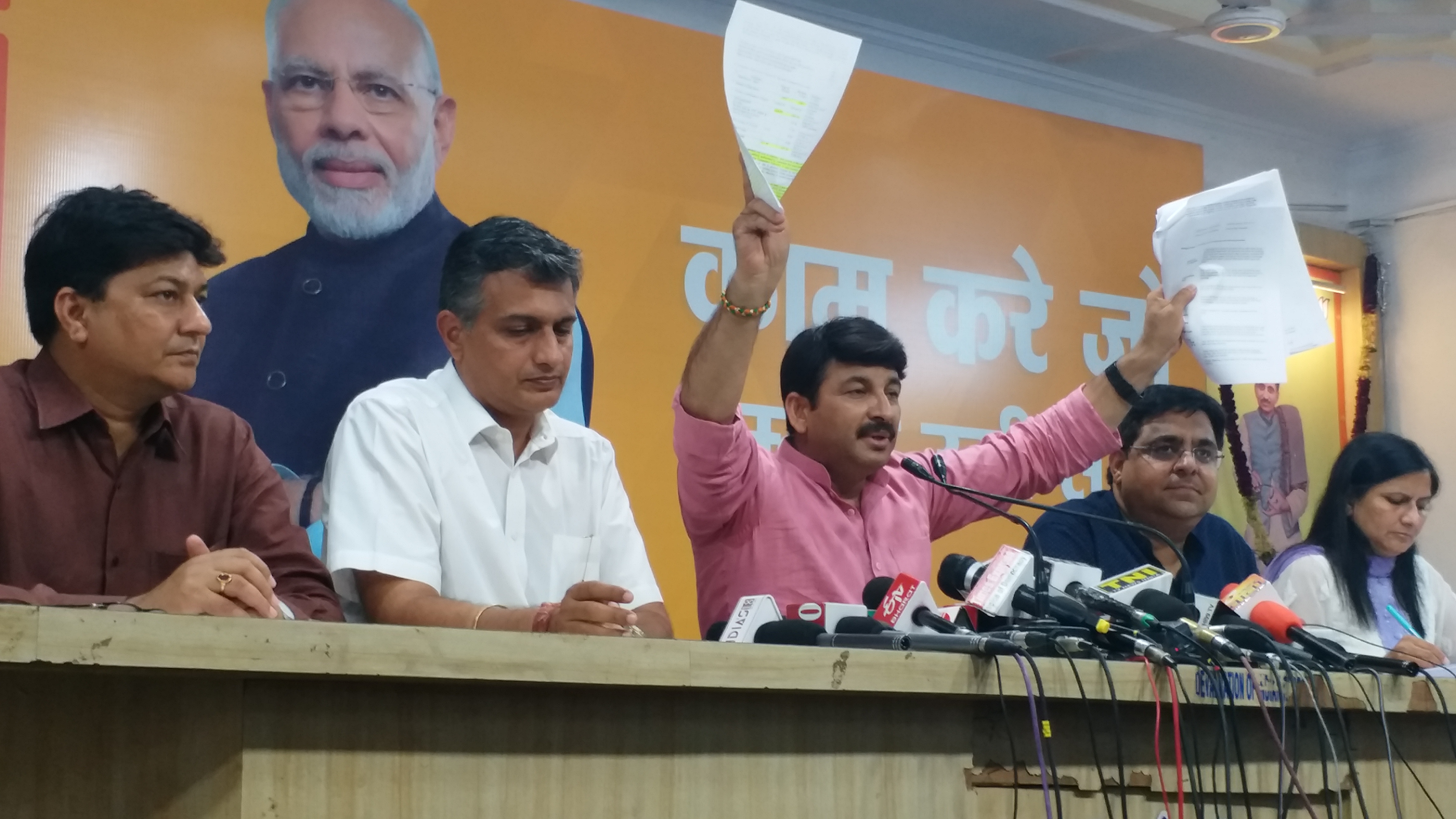 manoj tiwari attack on manish sisodia