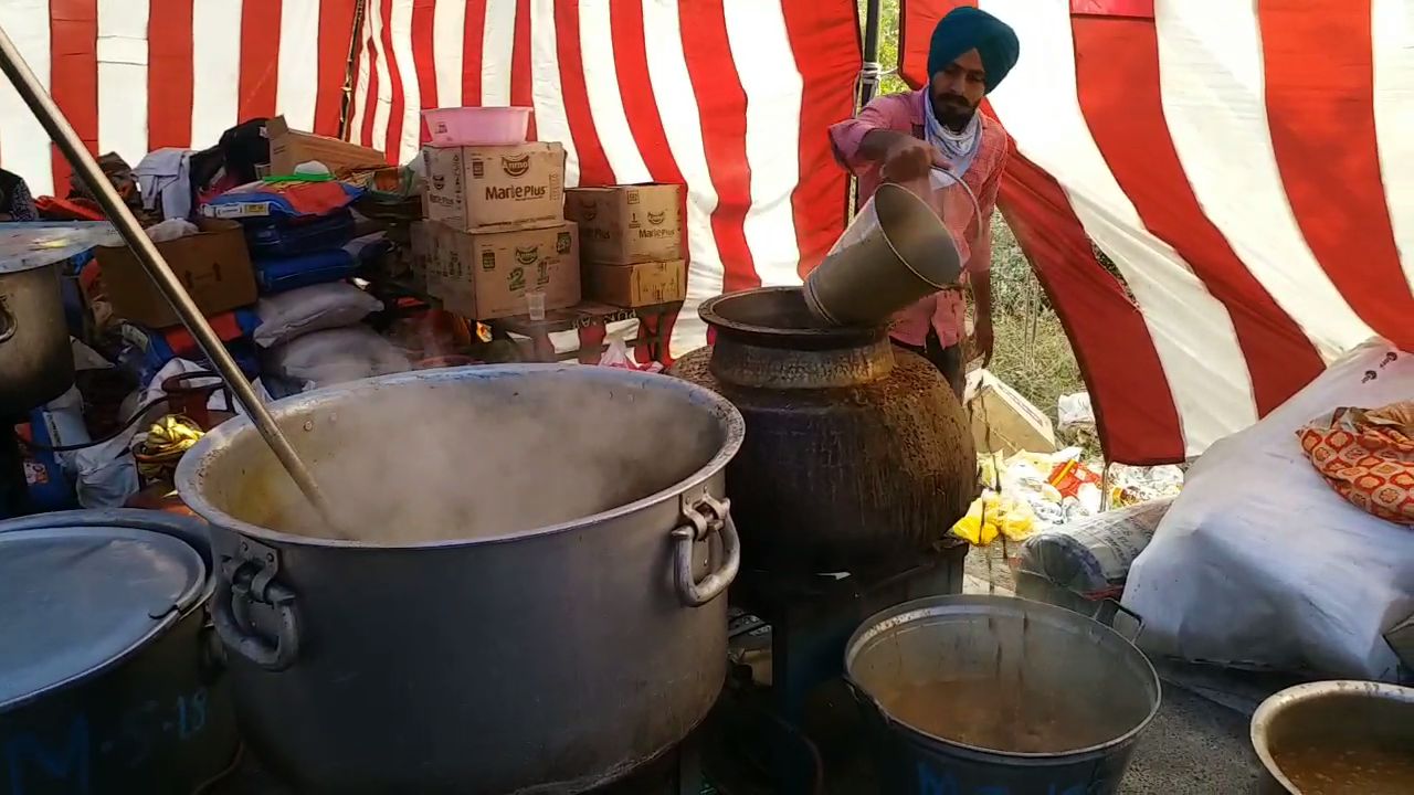 guru ka langar at ghazipur border by dsgmc