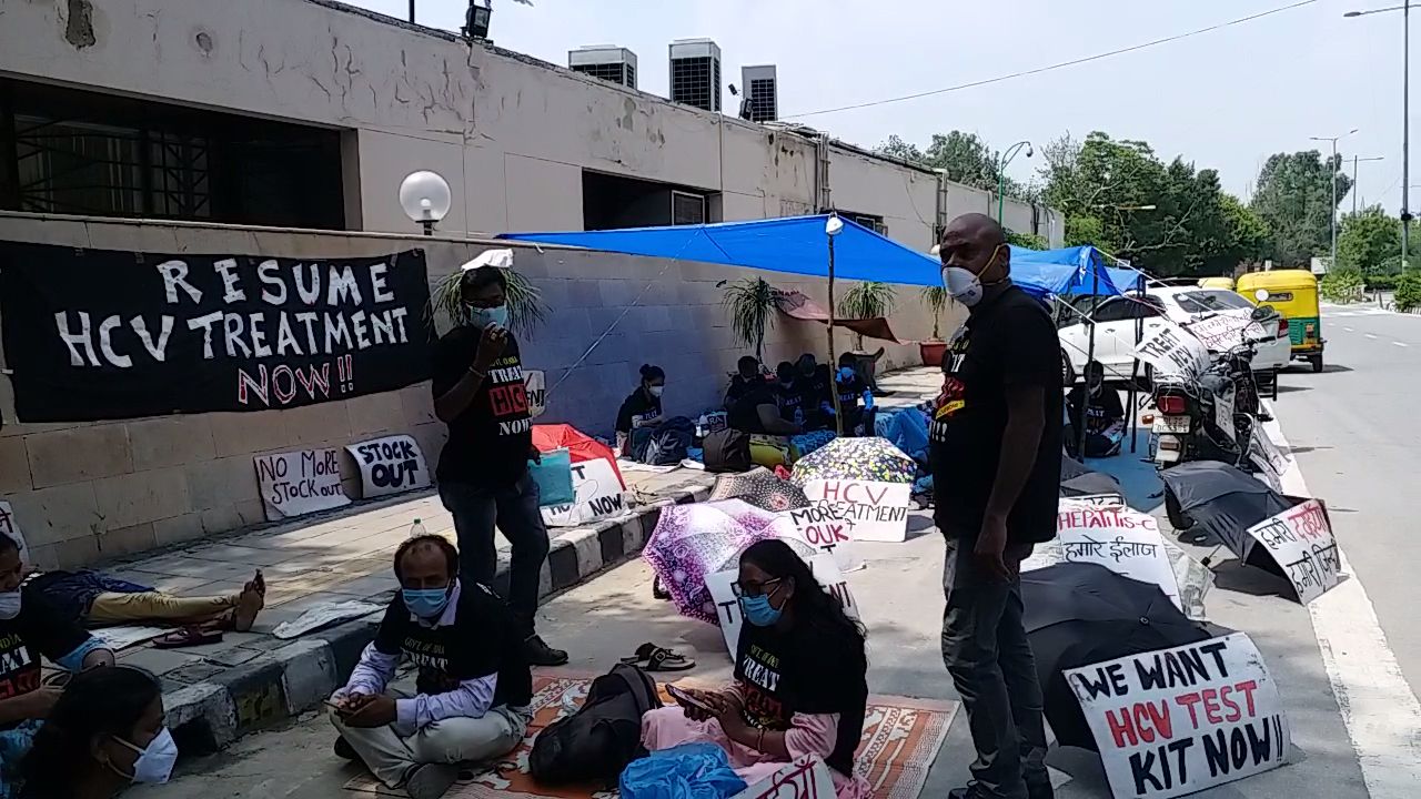 hepatitis c patients demanded medicine and protest on delhi secretariat