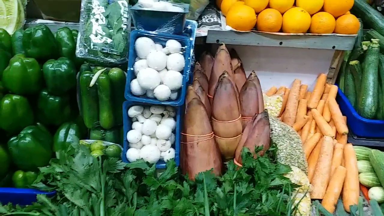 shopkeepers of delhi ina market