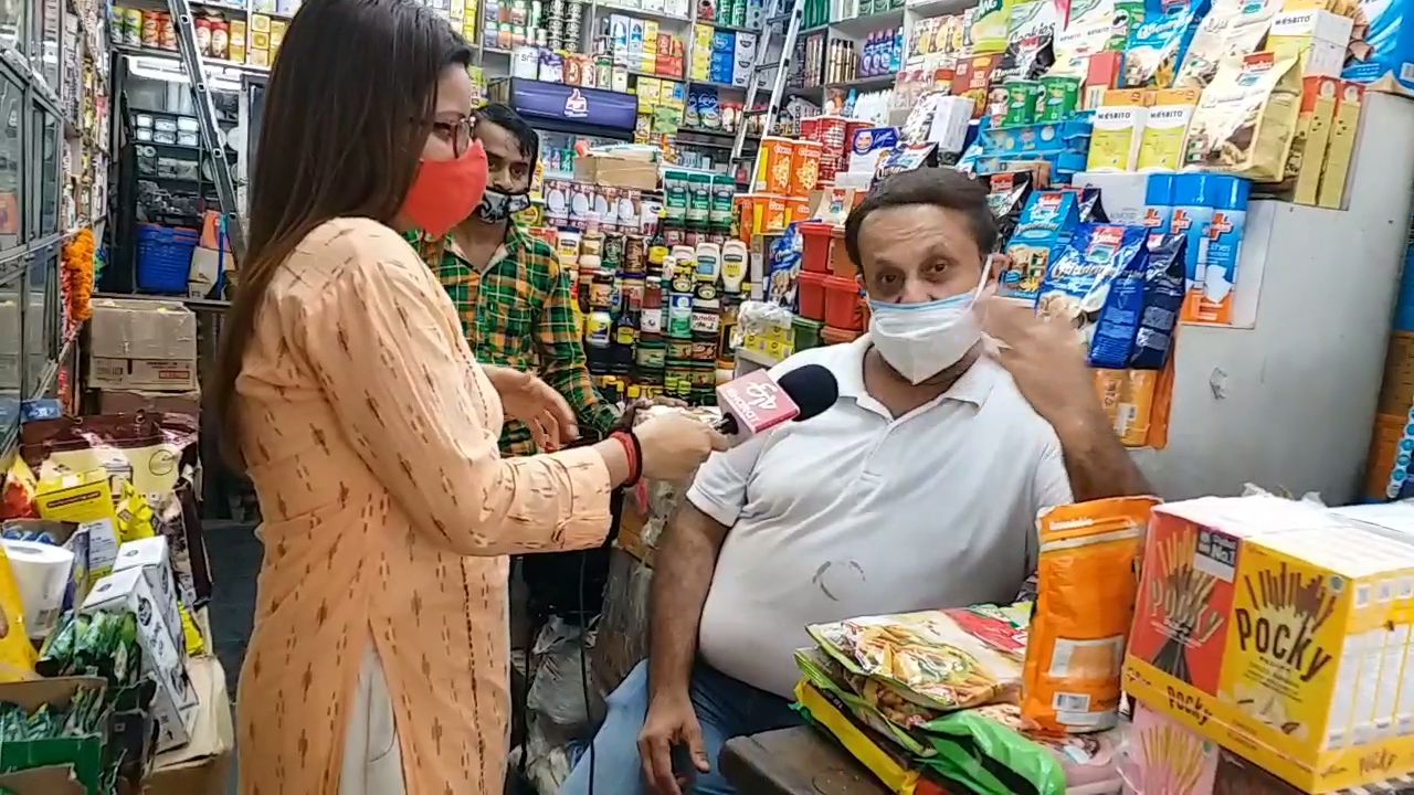 shopkeepers of delhi ina market