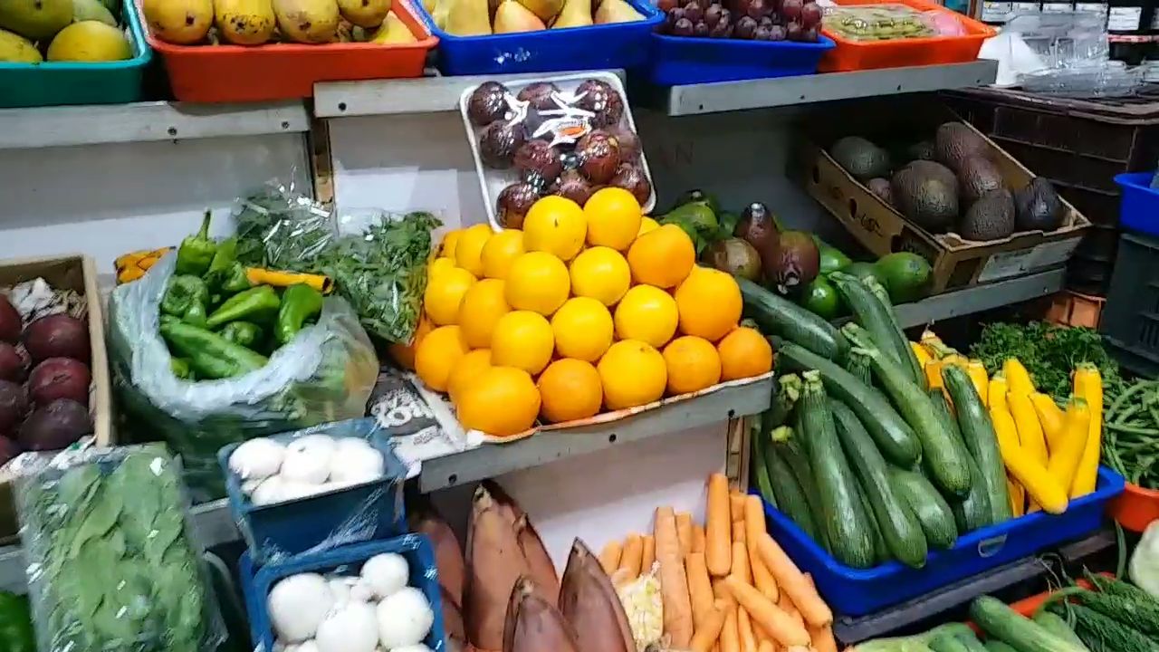 shopkeepers of delhi ina market