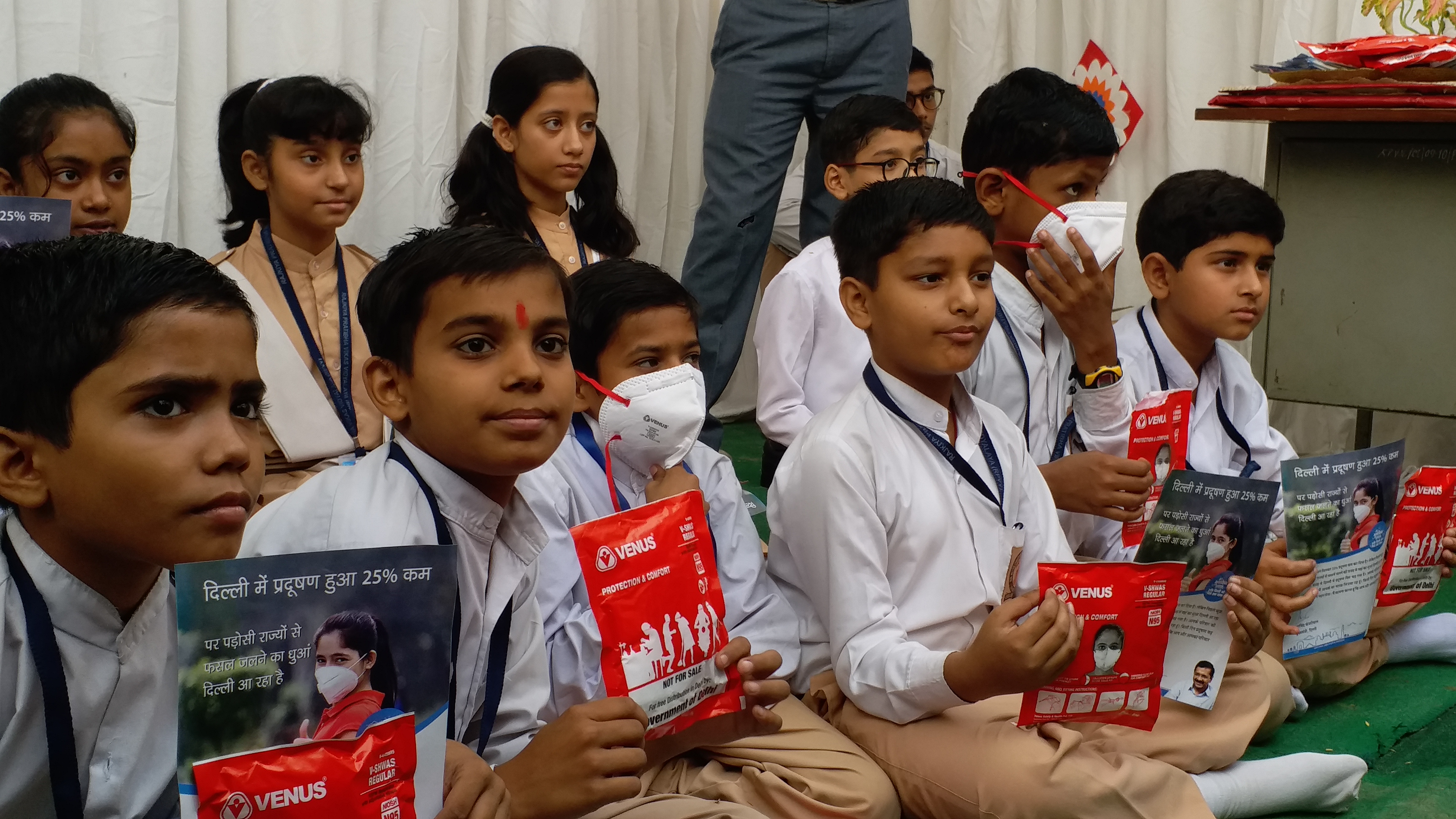 cm kejriwal  distributed masks to school students in civil lines delhi