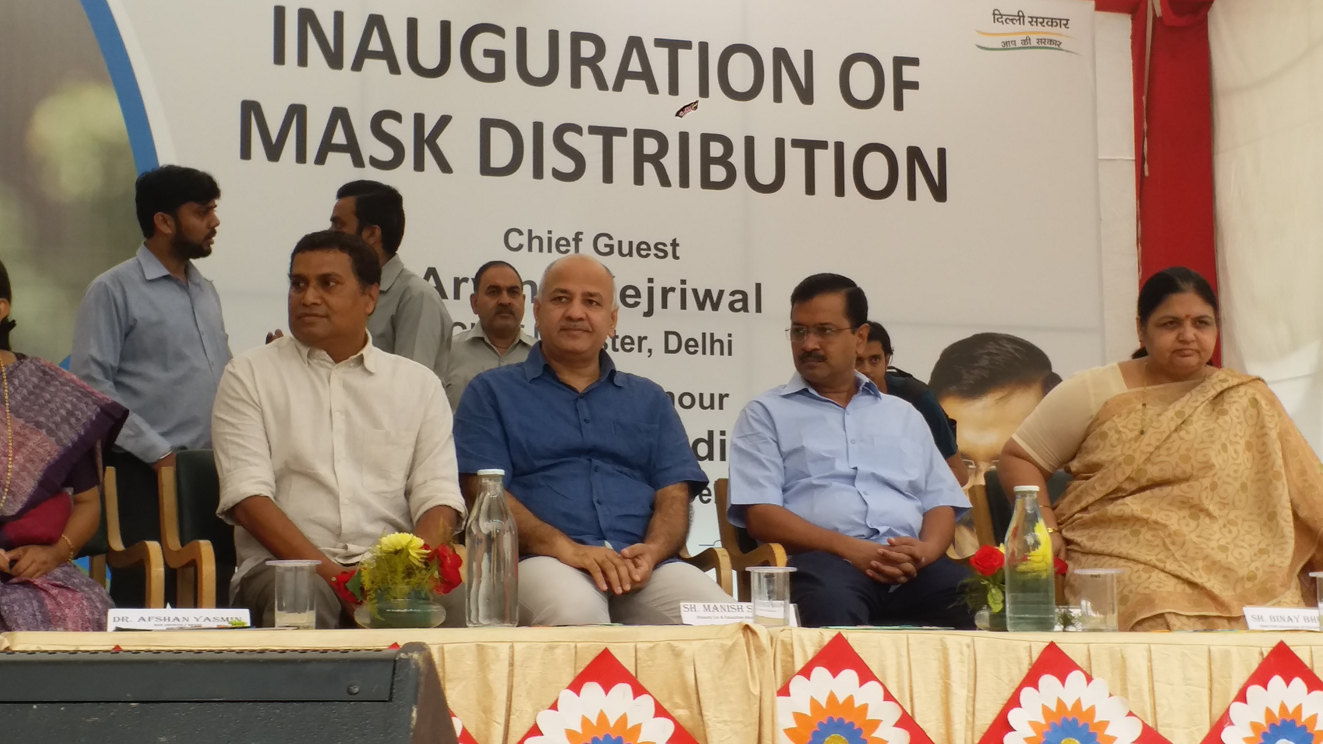 cm kejriwal  distributed masks to school students in civil lines delhi