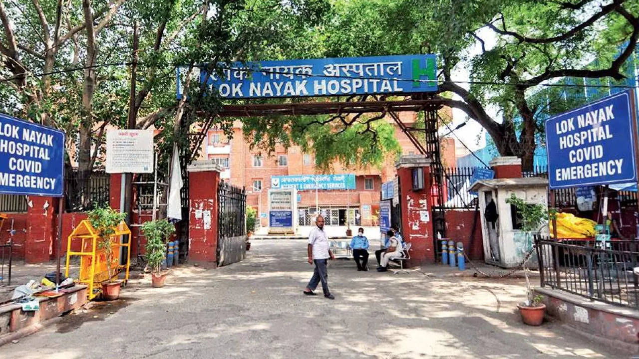 एलएनजेपी अस्पताल (LNJP Hospital) में बने देश के सबसे बड़े कोविड सेंटर में