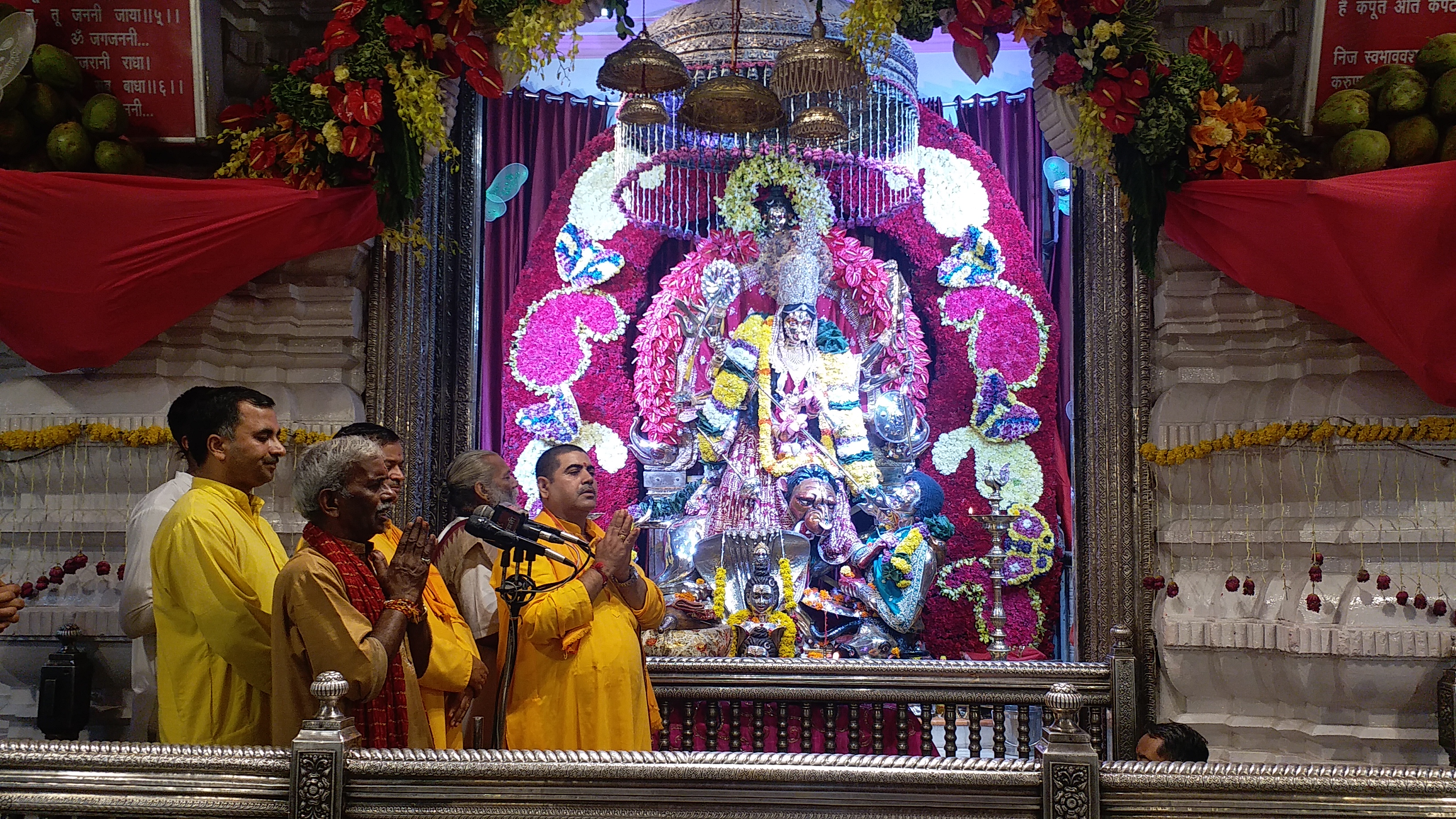 Crowd of devotees gathered in Chhatarpur temple delhi on durga ashtami