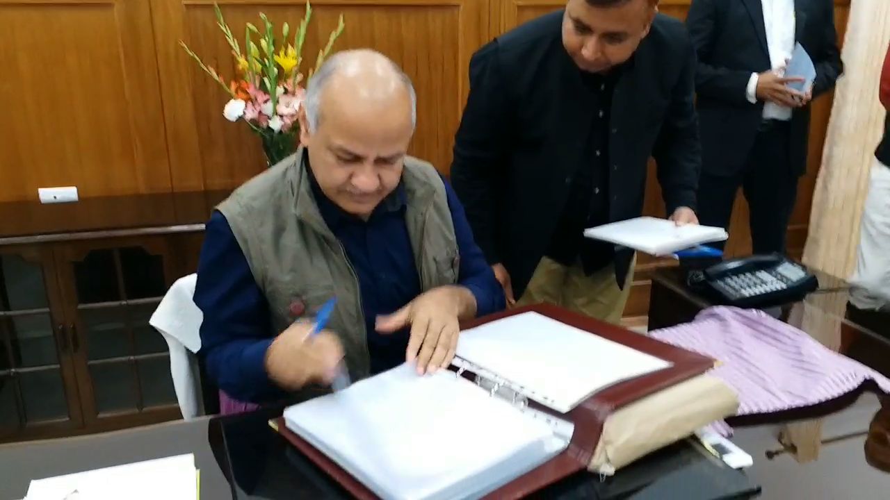 manish sisodia writes letter to home minister to stop transfer of education director