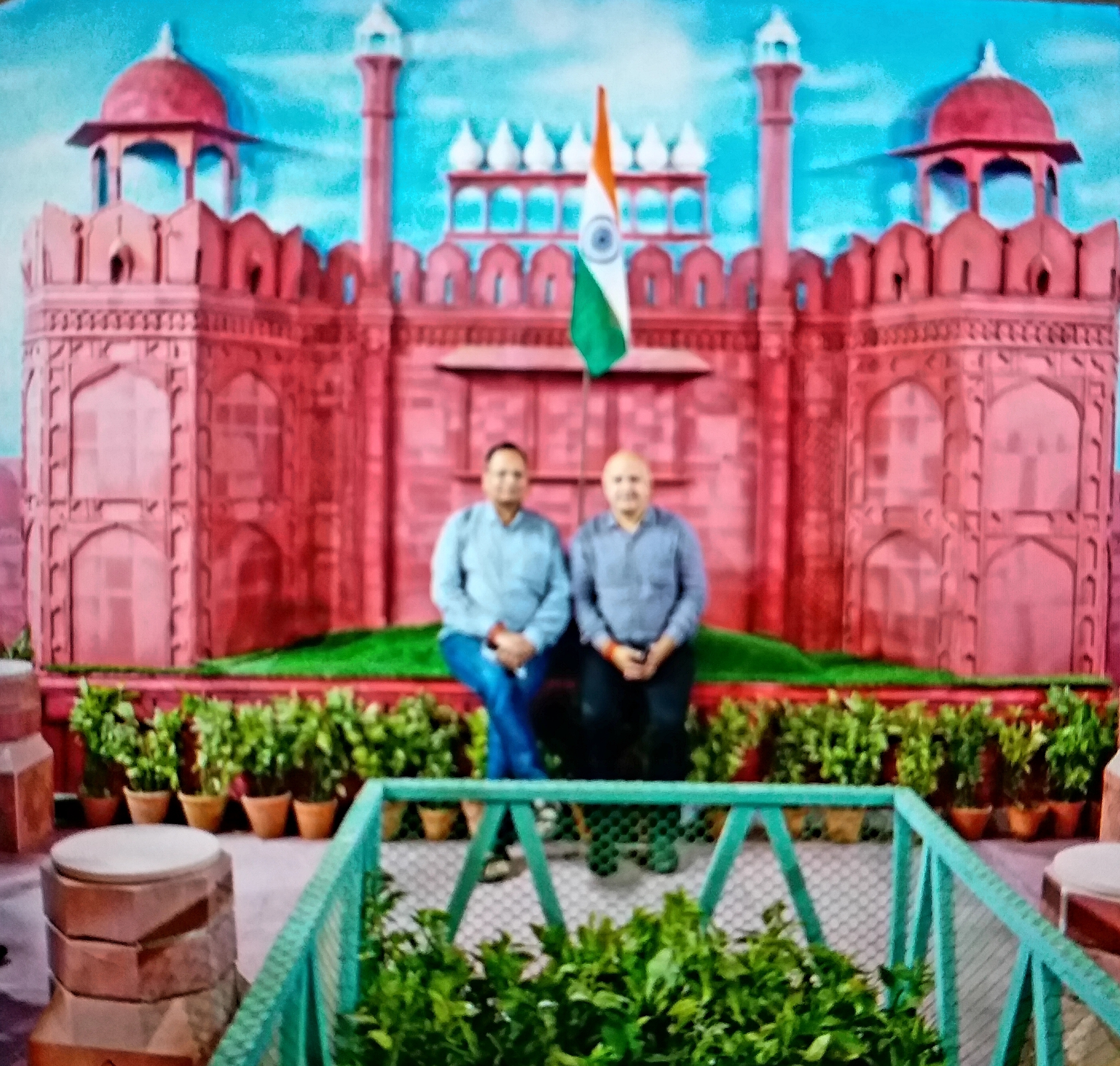 दिल्ली हॉल में सिसोदिया और जैन ने खिंचवाई फोटो.
