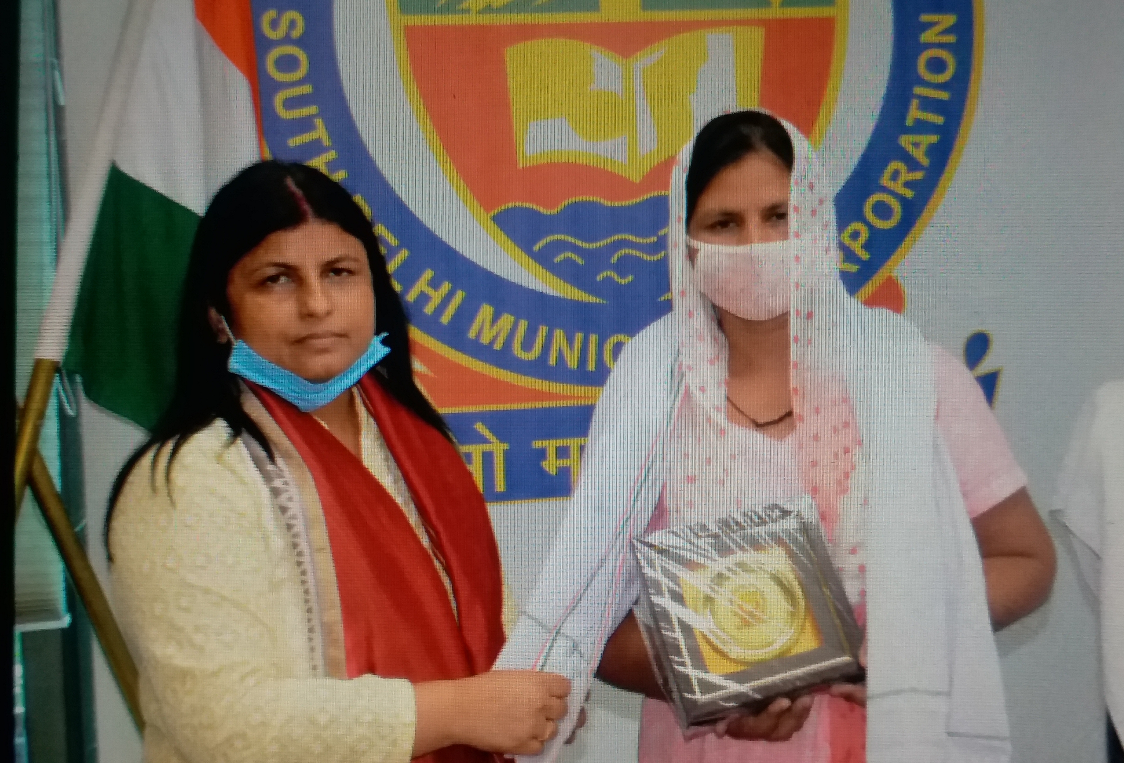 south mcd mayor gives cheques to families of corona warriors