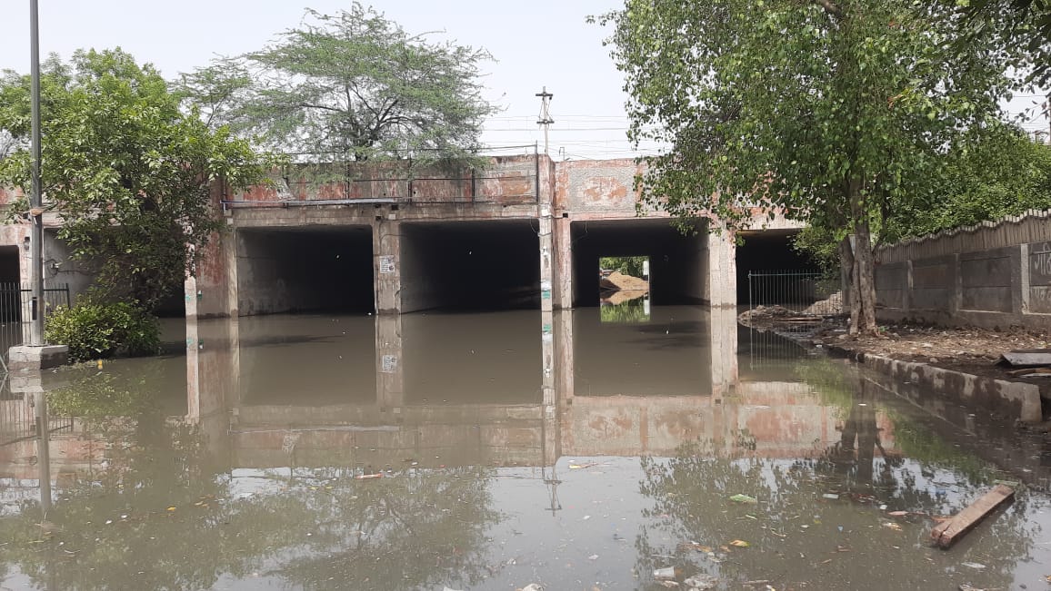 पुल प्रह्लादपुर अंडरपास पर हर बारिश में होता है जलभराव.