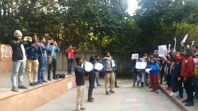 du ramjas college student protest against caa in cmapus