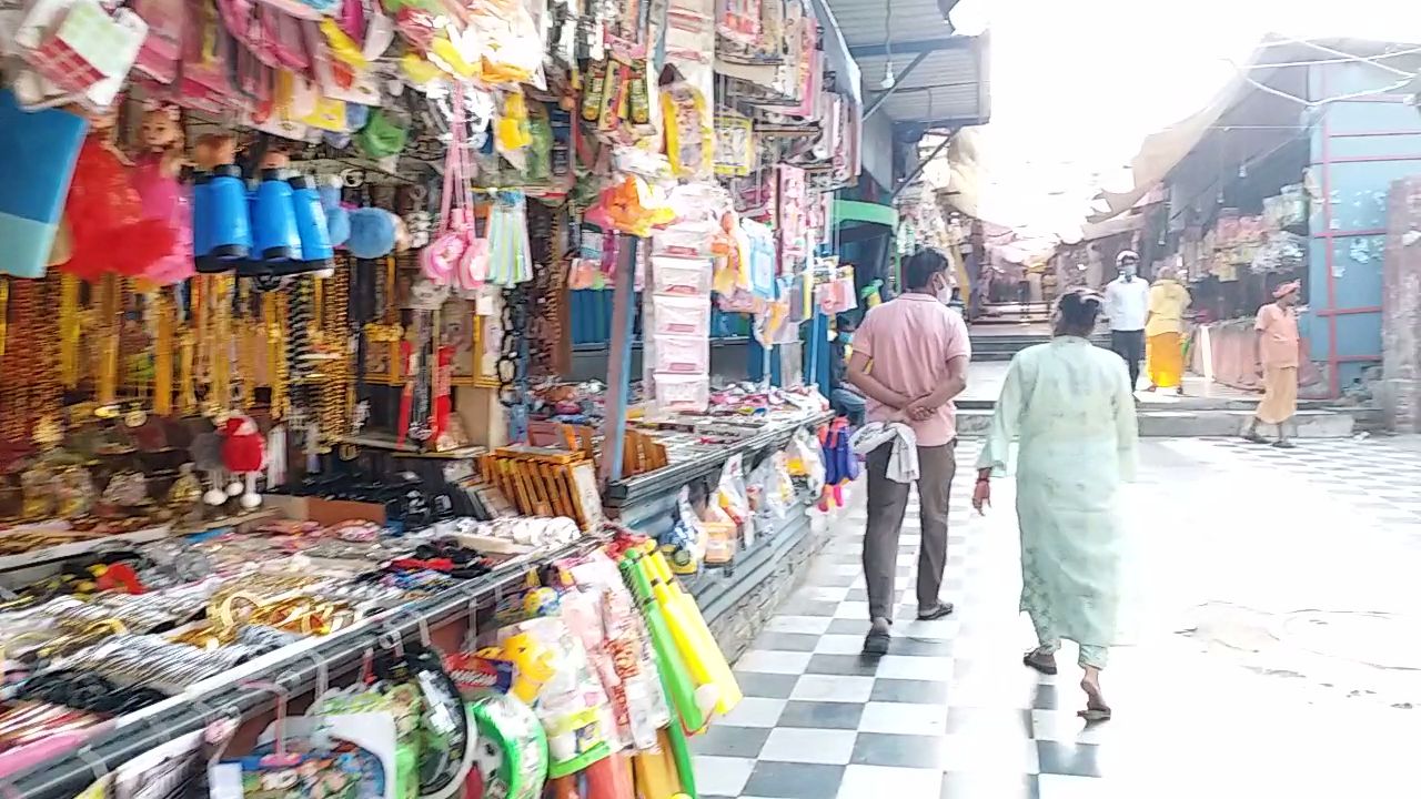 मंदिर के बाहर की दुकानें