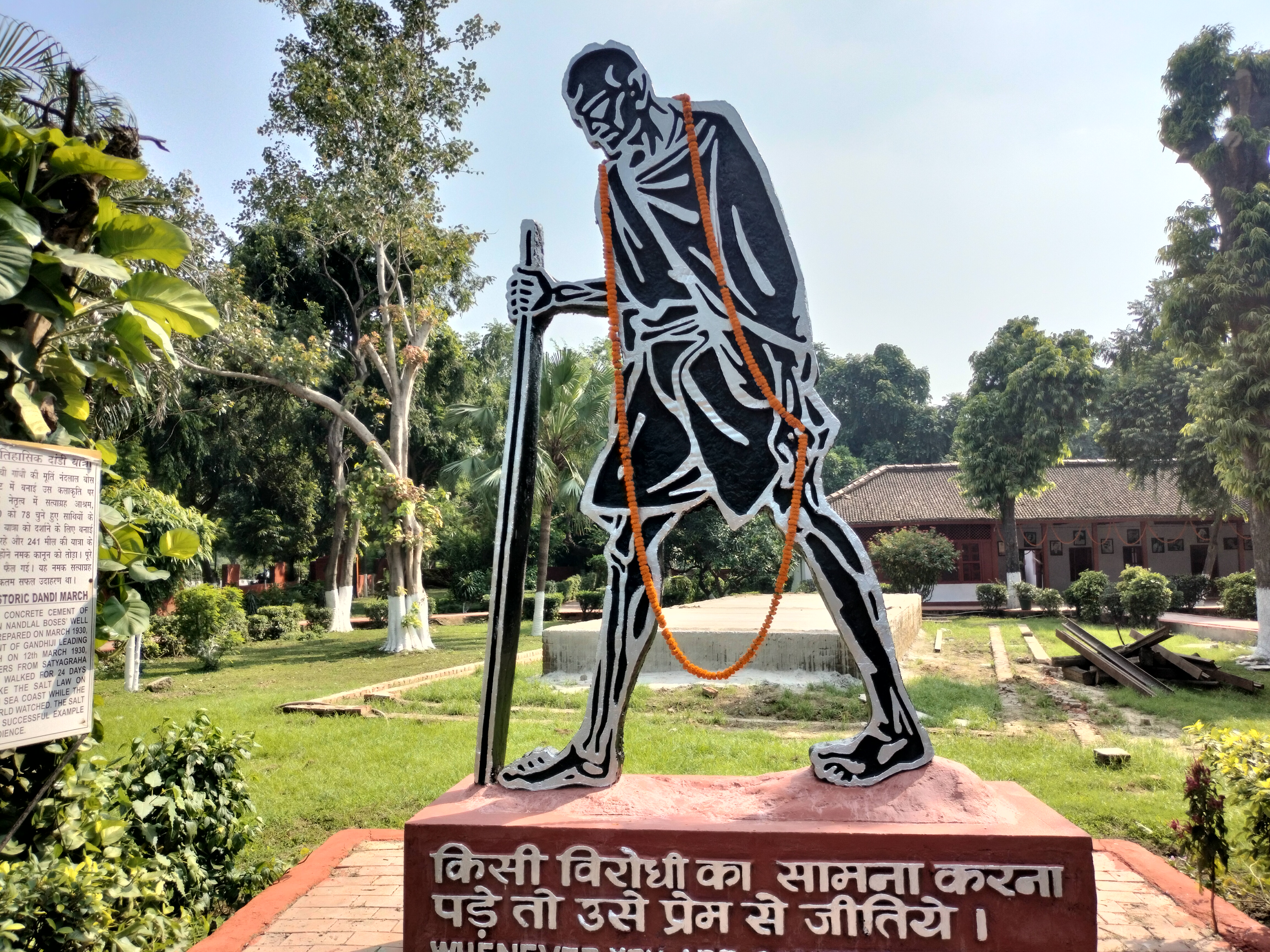 संग्रहालय के प्रांगण में गांधीजी की प्रतिमा.